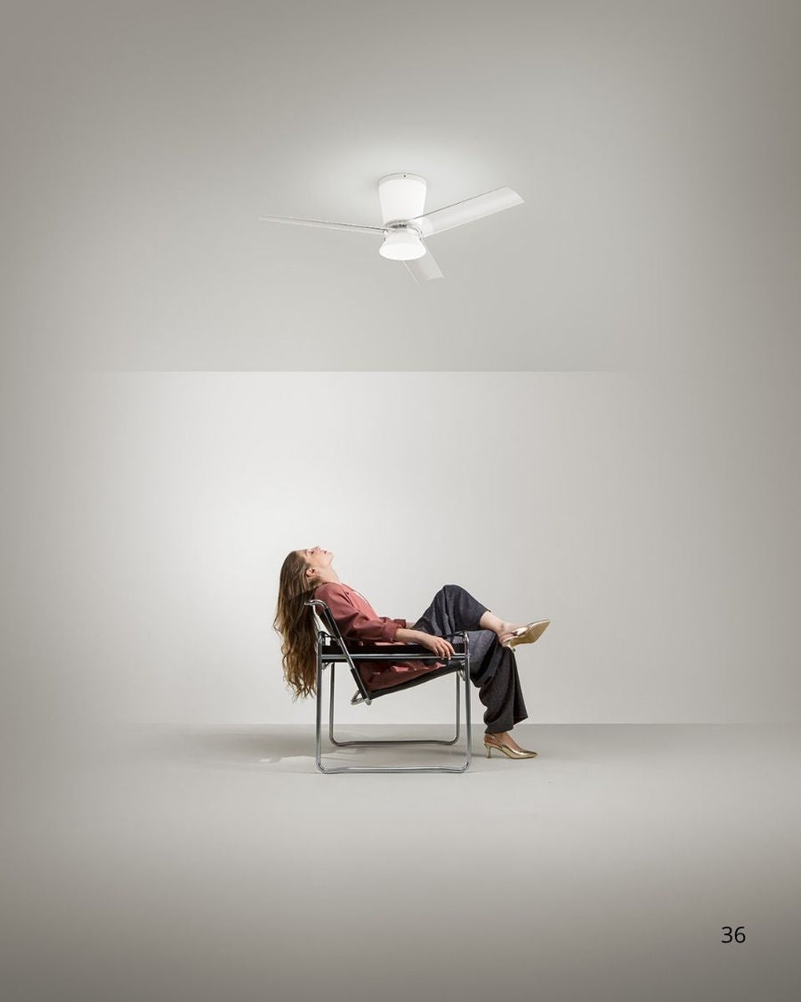 Foto Ventilatore Everest con ragazza che si rinfresca