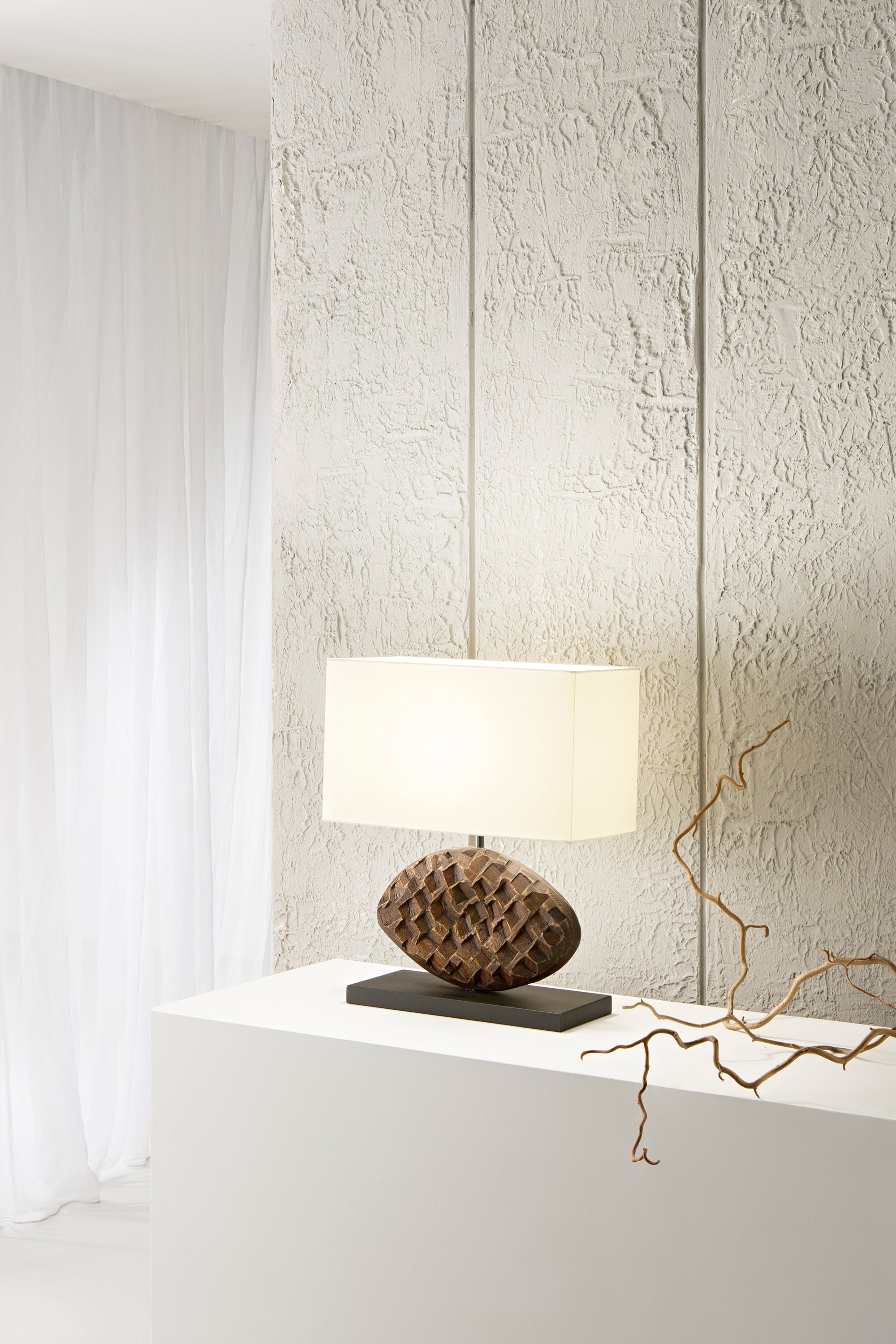 Lampada da tavolo Acacia con paralume bianco e base in legno, accesa su una consolle moderna