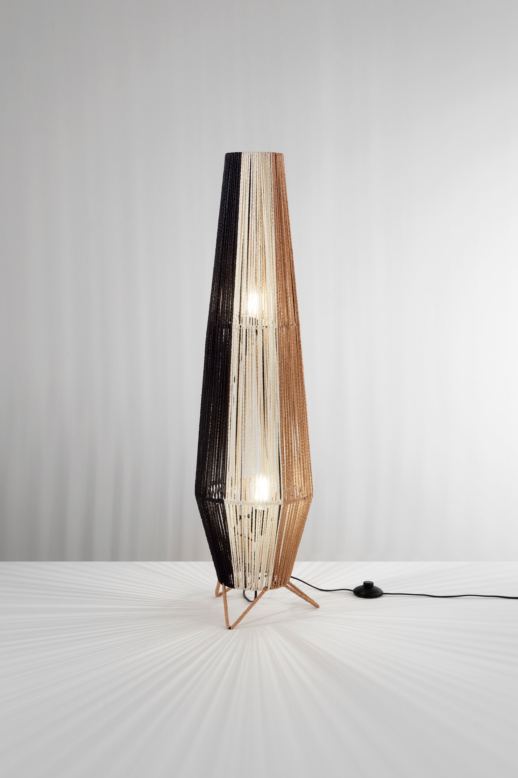 Lampada da terra Coconut in legno naturale