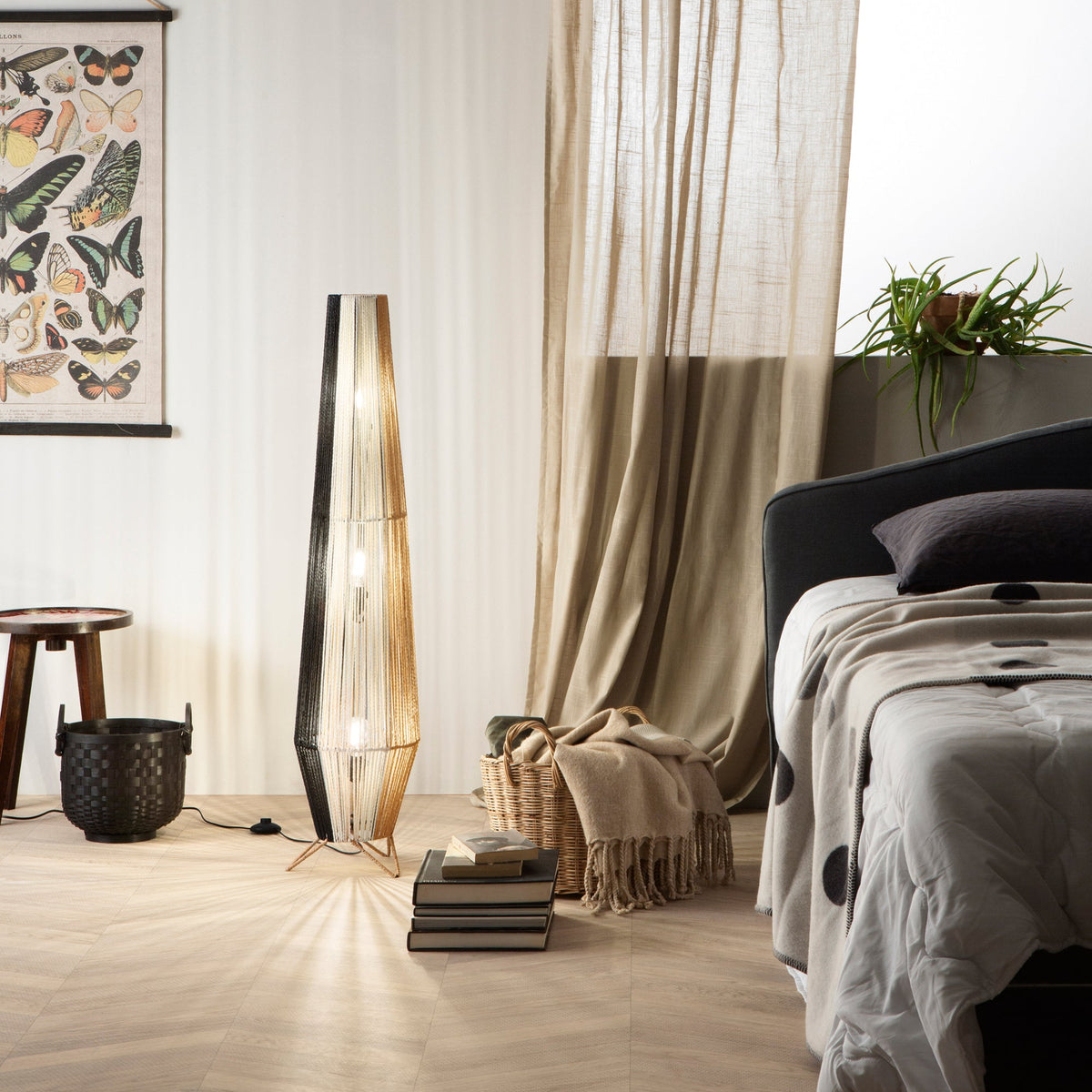 Lampada da terra Coconut in stanza da letto