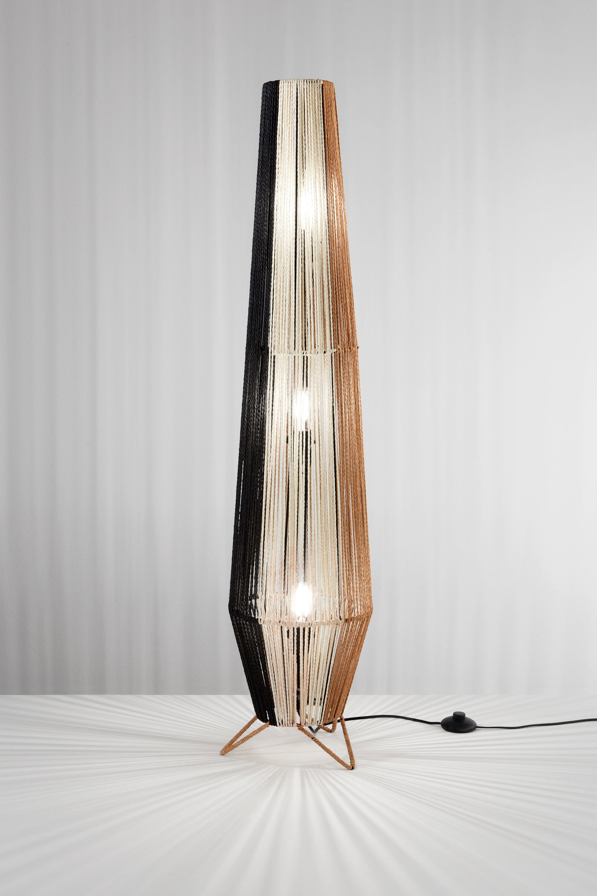 Lampada da terra Coconut in legno naturale