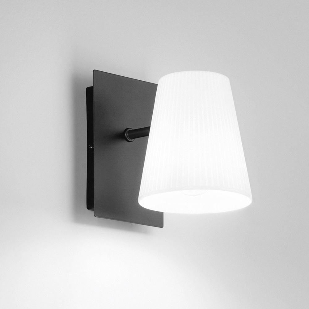 Cult metal wall lamp with thermoplastic diffuser
