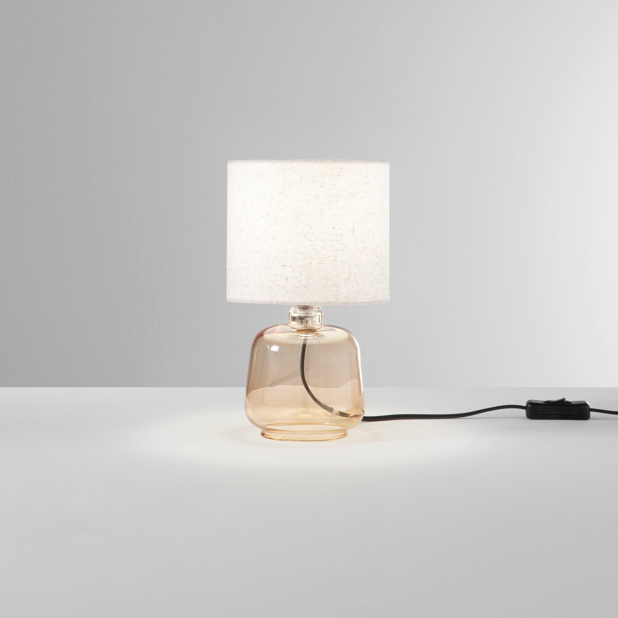 Lume Emerald ambra - Foto sfondo grigio