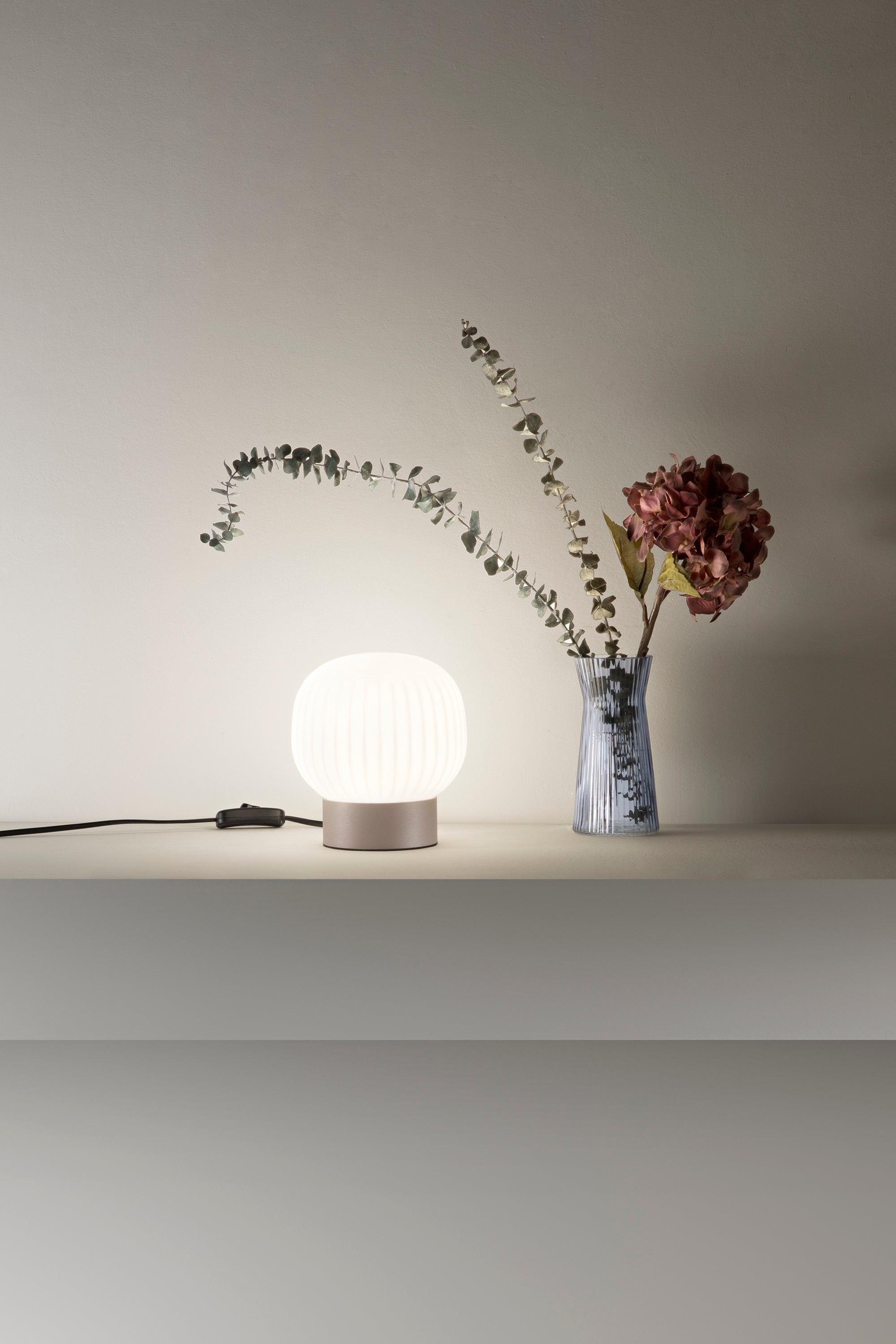 Sospensione e lume ERIS in metallo marrone sabbia e vetro bianco latte | FT Feel The