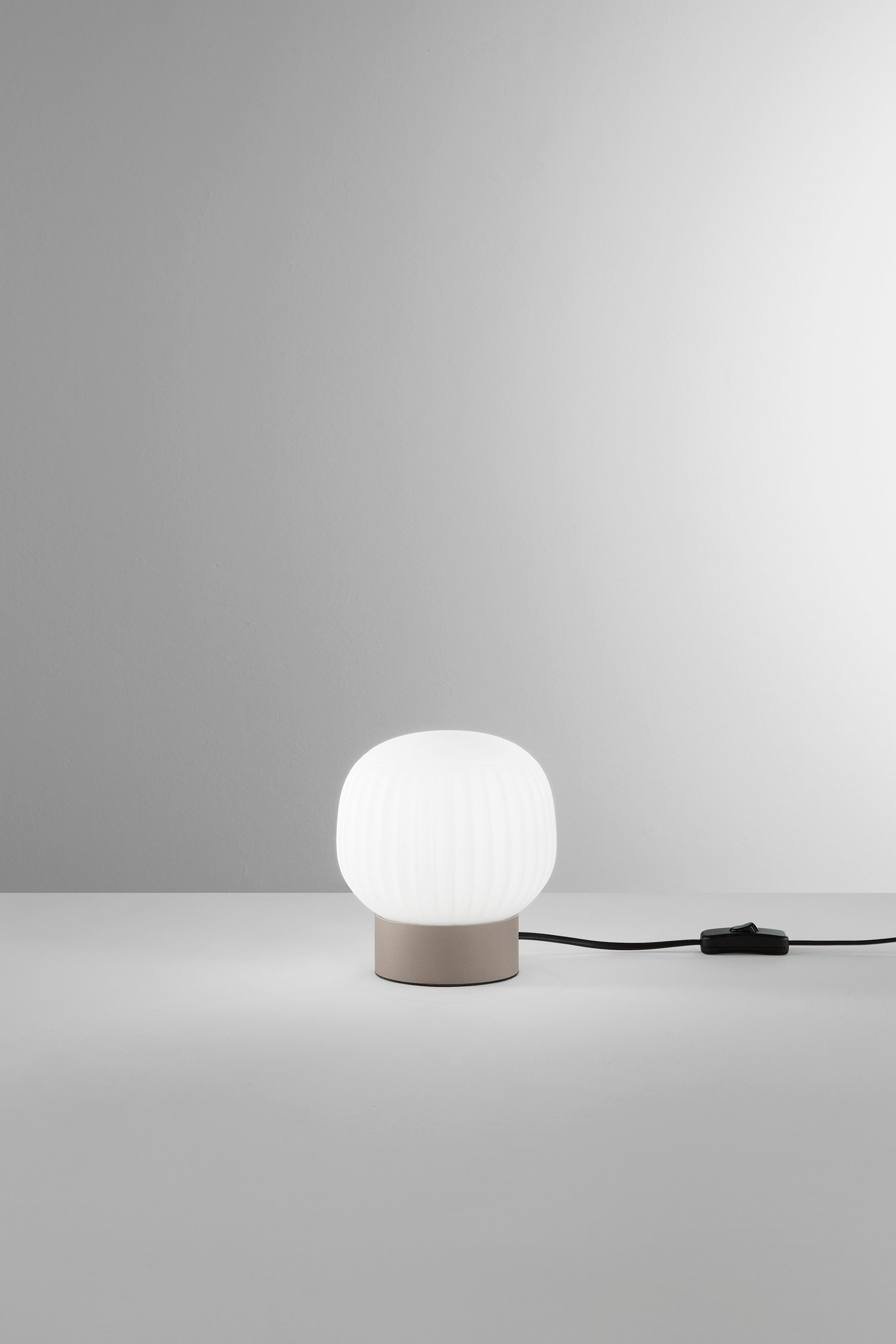 Sospensione e lume ERIS in metallo marrone sabbia e vetro bianco latte | FT Feel The