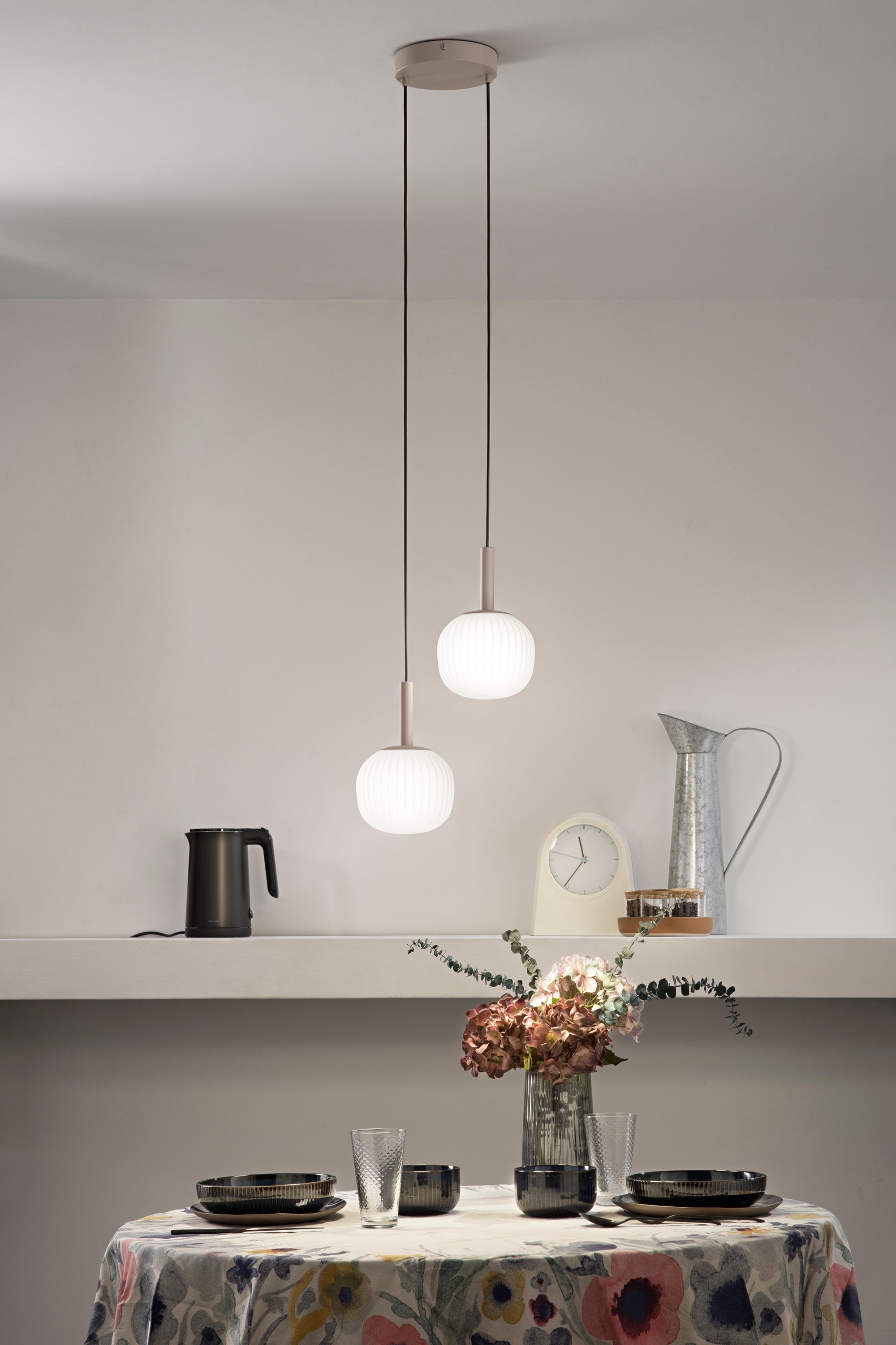 Sospensione e lume ERIS in metallo marrone sabbia e vetro bianco latte | FT Feel The