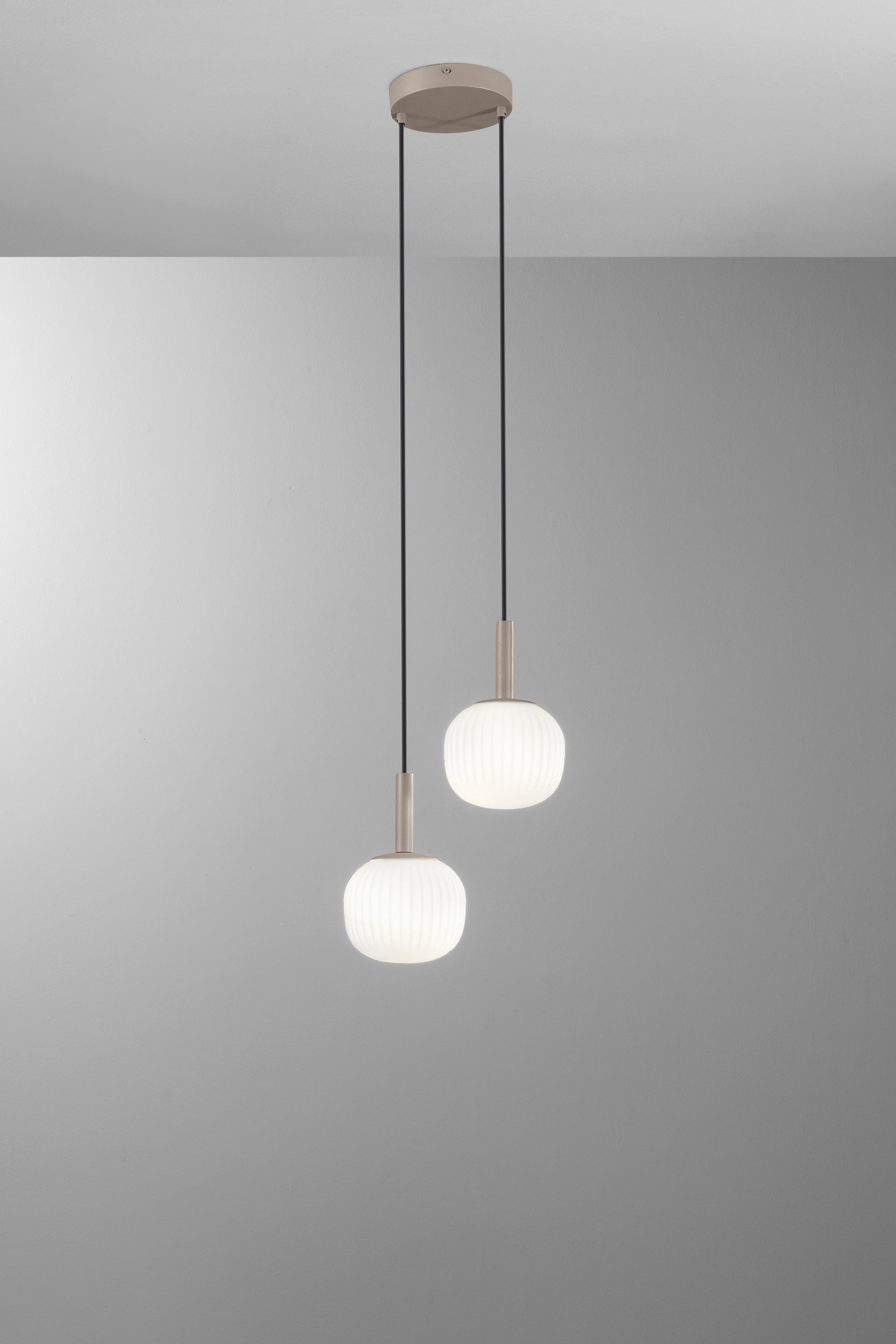 Sospensione e lume ERIS in metallo marrone sabbia e vetro bianco latte | FT Feel The