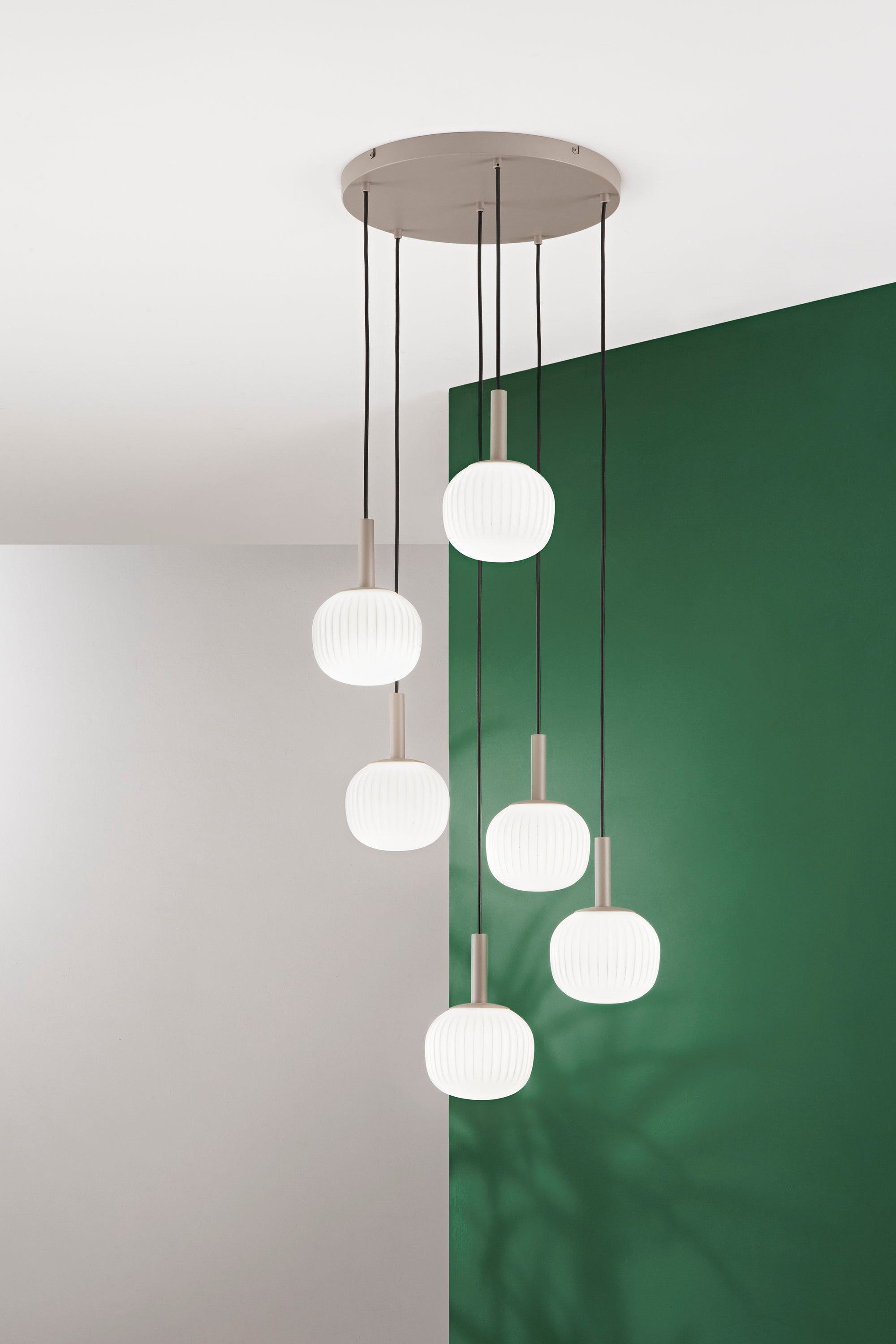 Sospensione e lume ERIS in metallo marrone sabbia e vetro bianco latte | FT Feel The