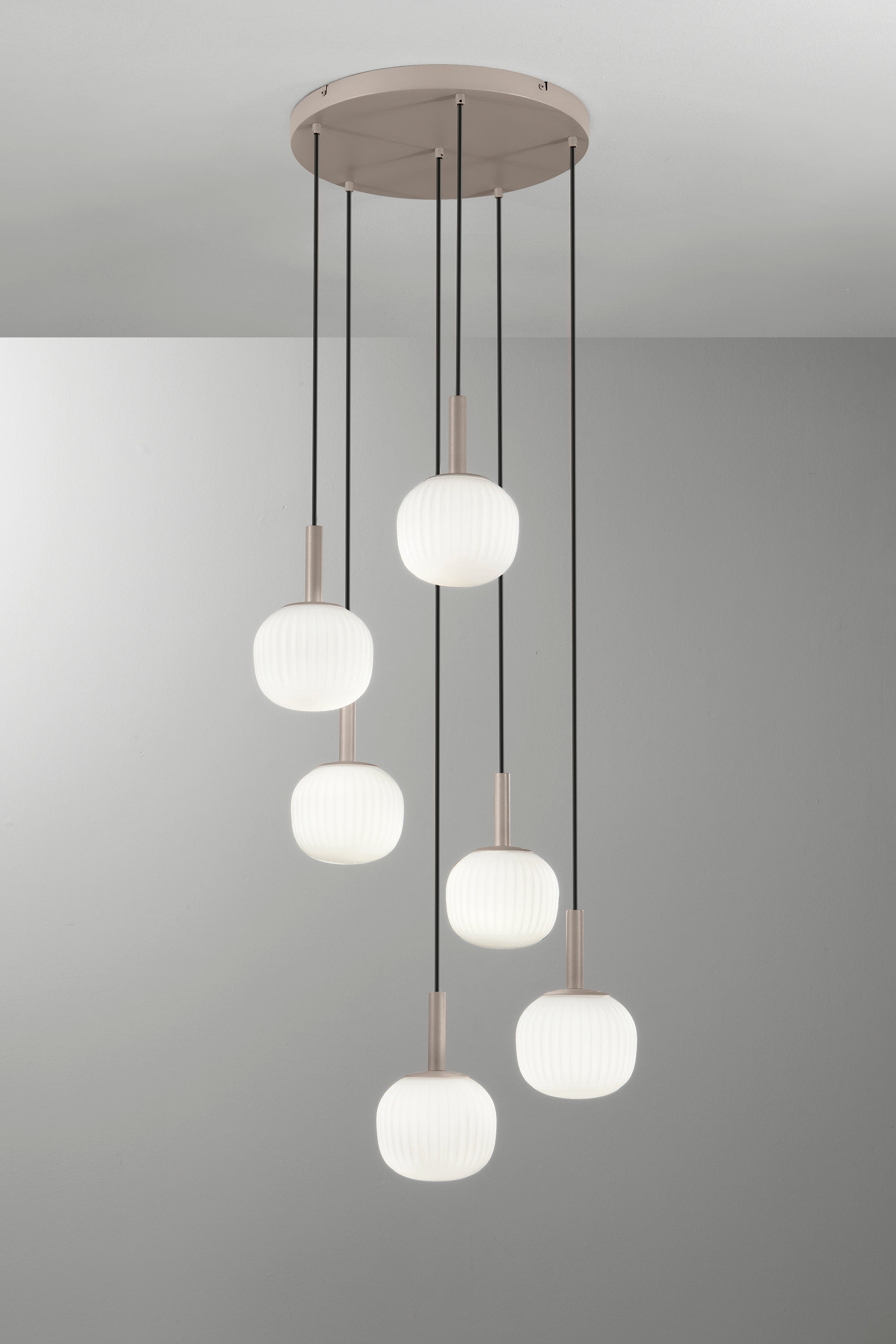 Sospensione e lume ERIS in metallo marrone sabbia e vetro bianco latte | FT Feel The