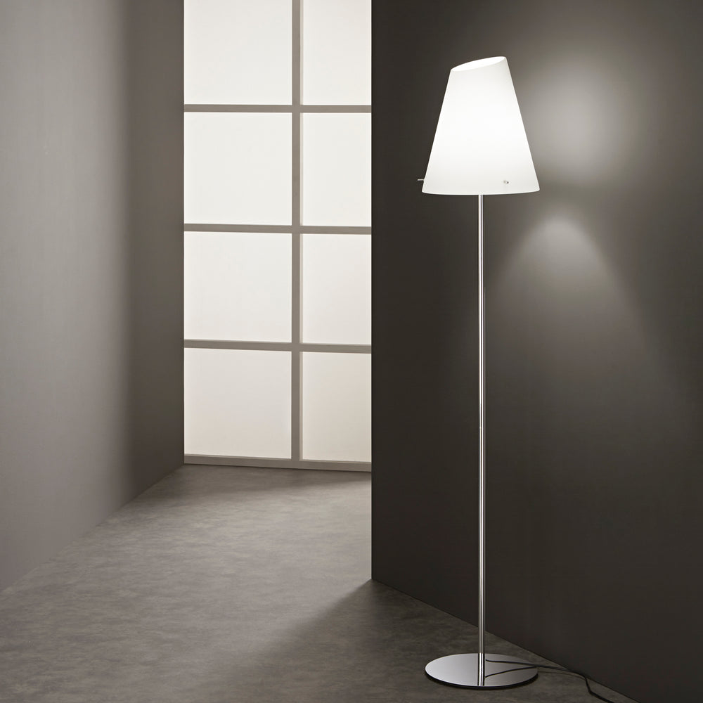Piantana ERMES in vetro opale con struttura in metallo cromato, disponibile con cavo in tessuto rosso o in PVC nero