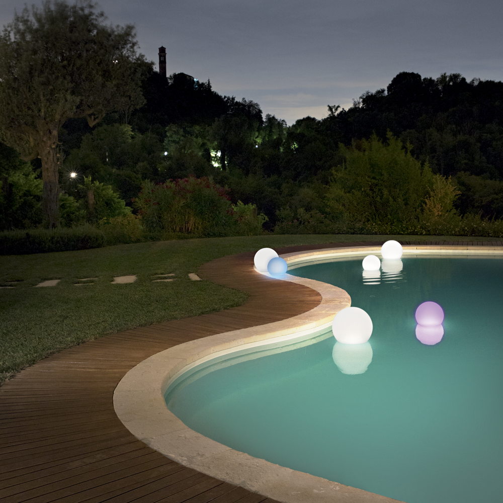 Lampade solari ricaricabili in ambiente esterno con piscina, galleggianti e colorate