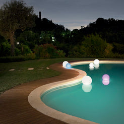 Lampade solari ricaricabili in ambiente esterno con piscina, galleggianti e colorate
