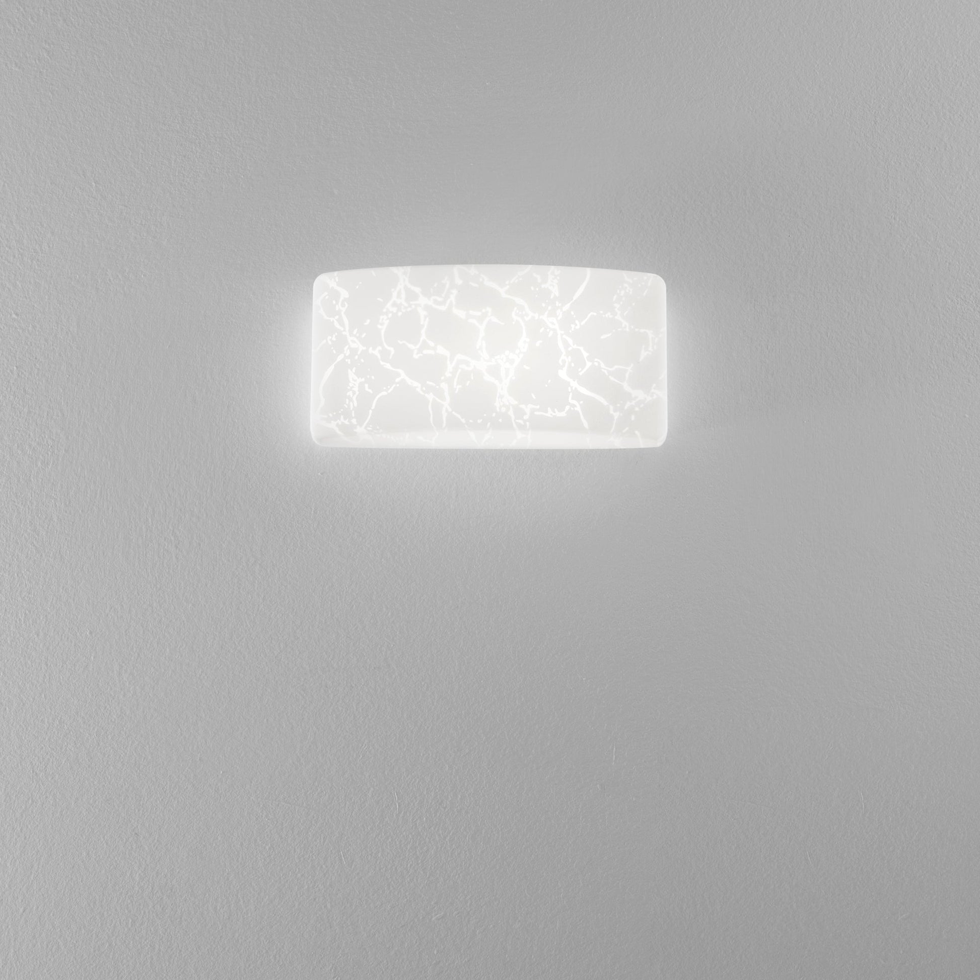 Applique Growler in vetro bianco satinato - Foto sfondo grigio