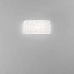 Applique Growler in vetro bianco satinato - Foto sfondo grigio