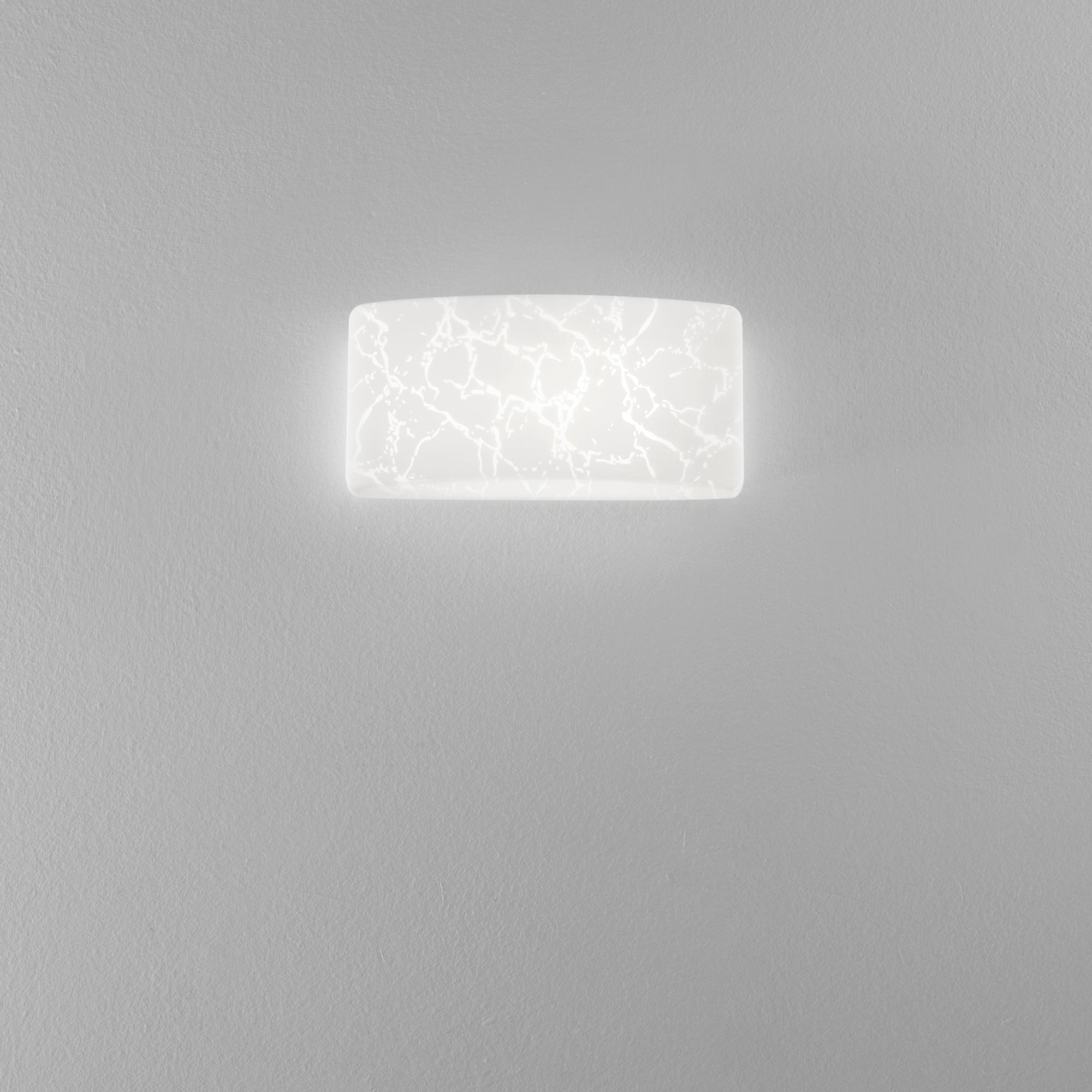 Applique Growler in vetro bianco satinato - Foto sfondo grigio