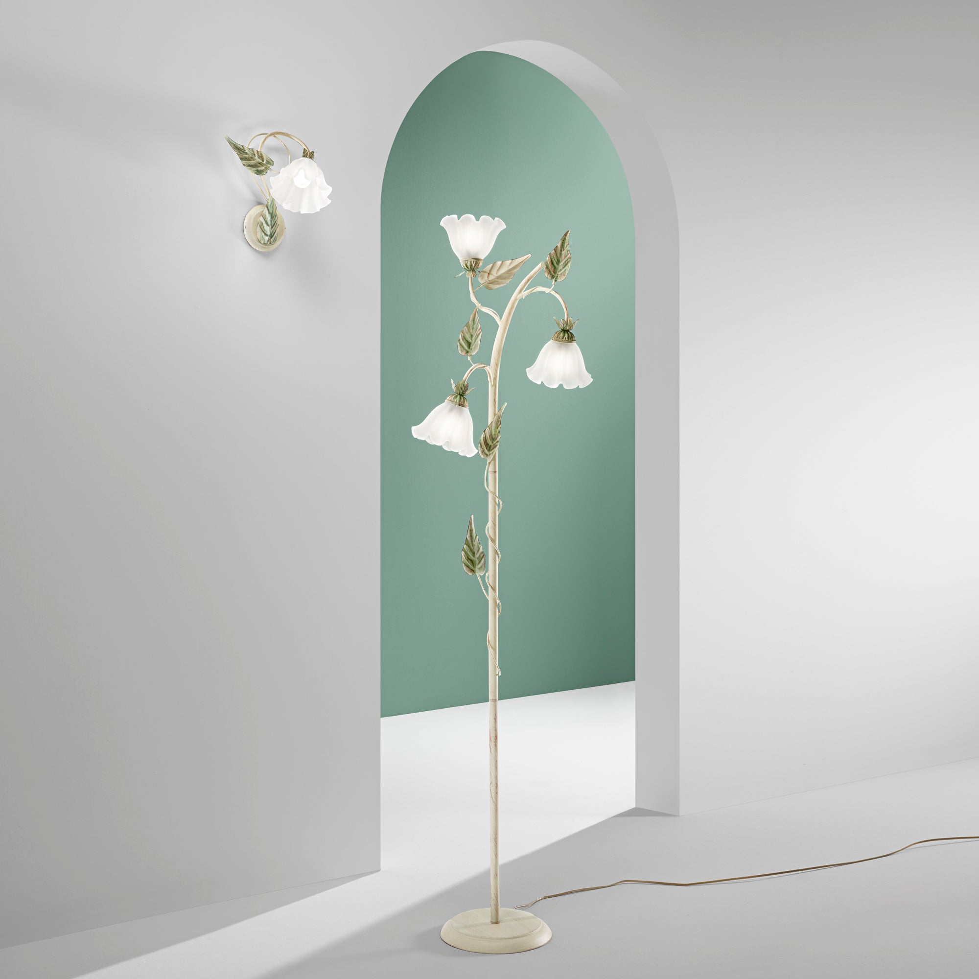 Lampadaire ISOTTA en métal ivoire et trois diffuseurs en verre blanc 172 cm.