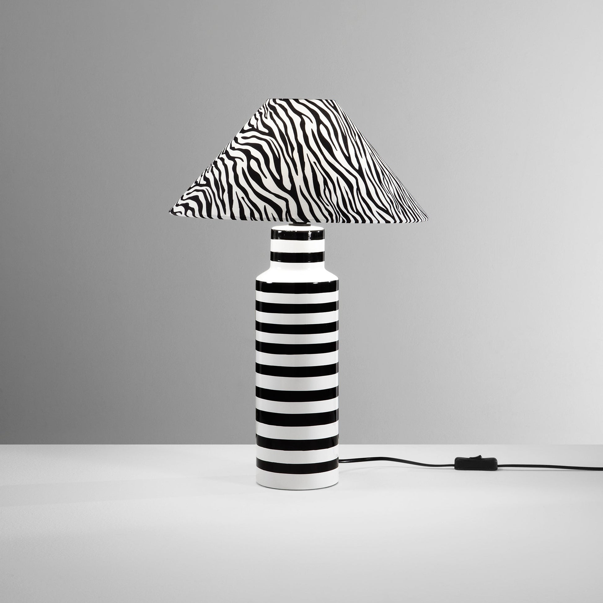 Lampada da tavolo Kenya - Foto sfondo grigio