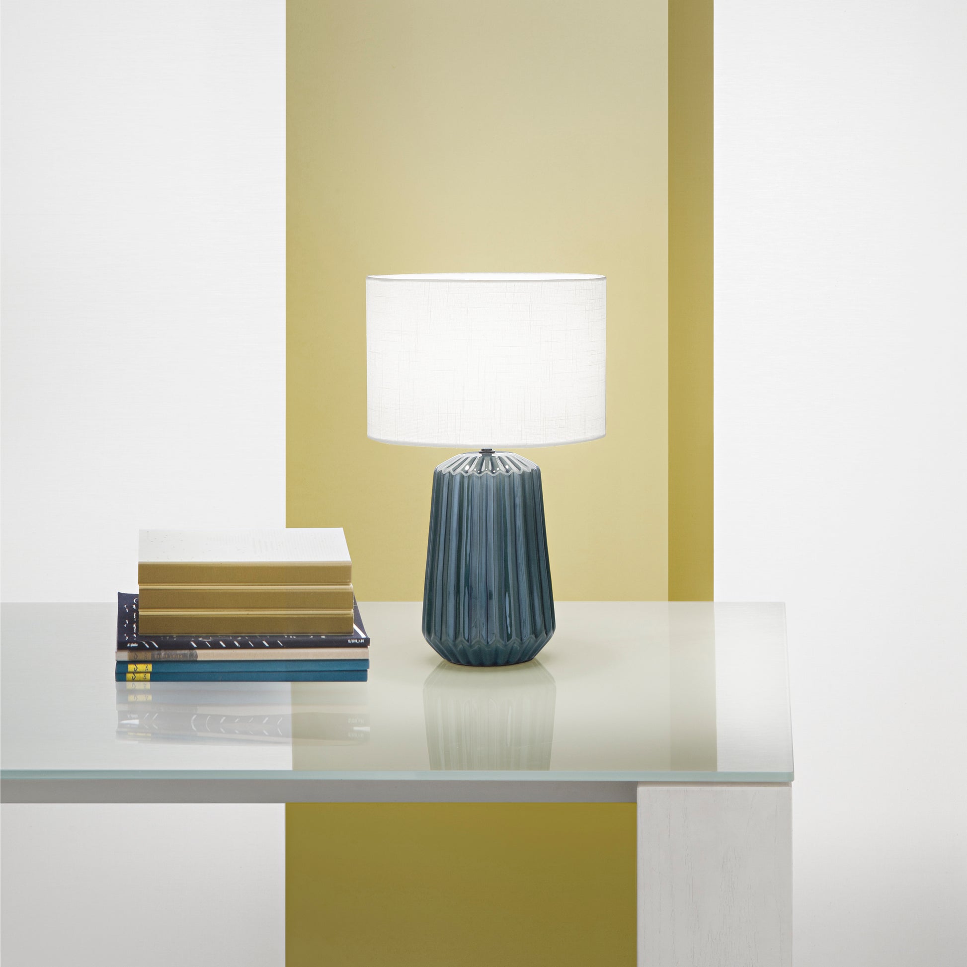 Lampada da tavolo KIOWA in ceramica ottanio plissettata con paralume in tessuto 46 cm. - FT-FeelThe