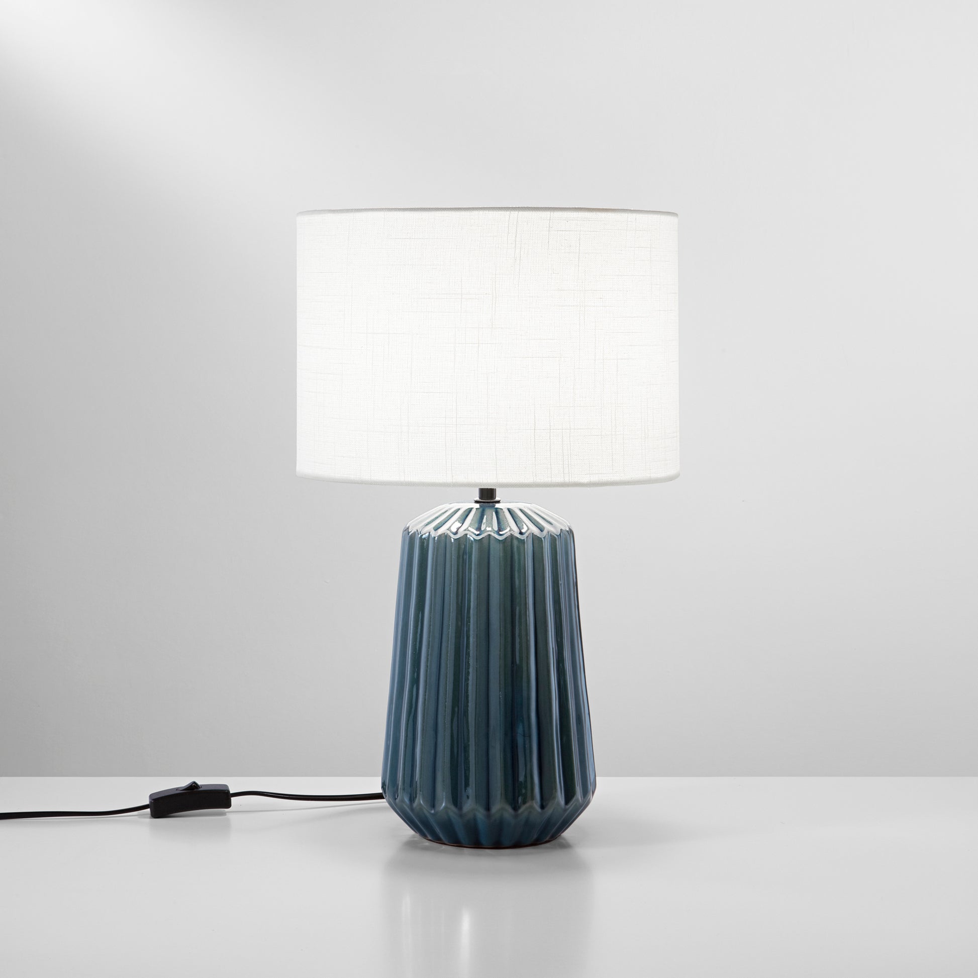 Lampada da tavolo KIOWA in ceramica ottanio plissettata con paralume in tessuto 46 cm. - FT-FeelThe