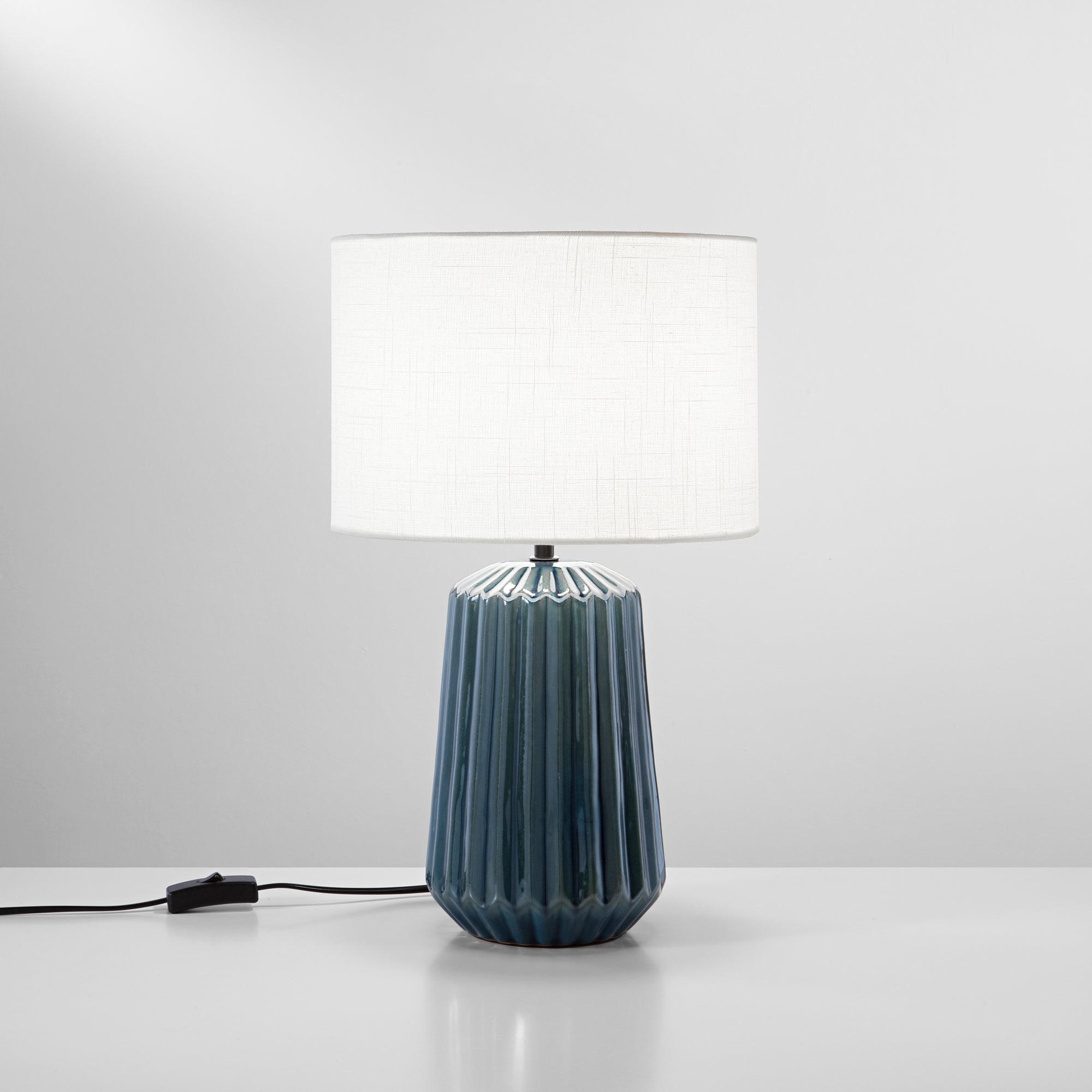 Lampada da tavolo KIOWA in ceramica ottanio plissettata con paralume in tessuto 46 cm. - FT-FeelThe