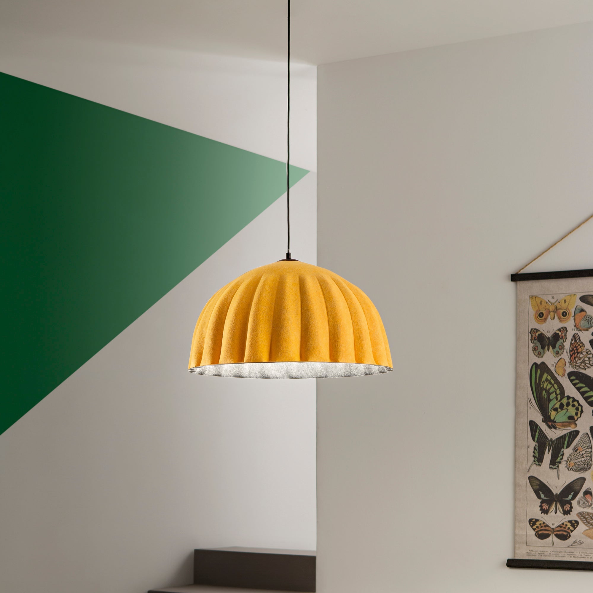 Sospensione MIDI in feltro gialla - foto ambientata