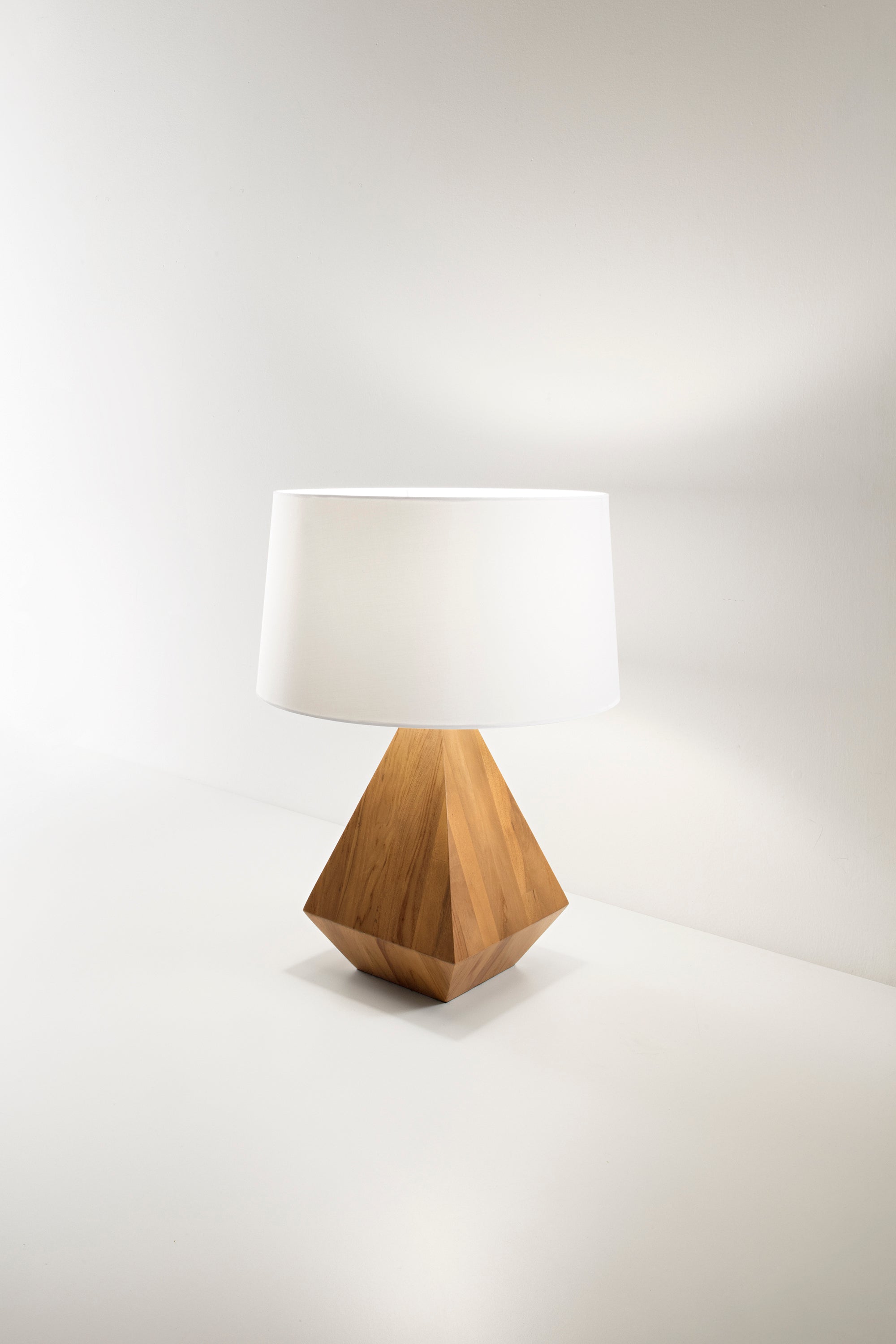 Lume Munari in Legno con paralume bianco | FT Feel The