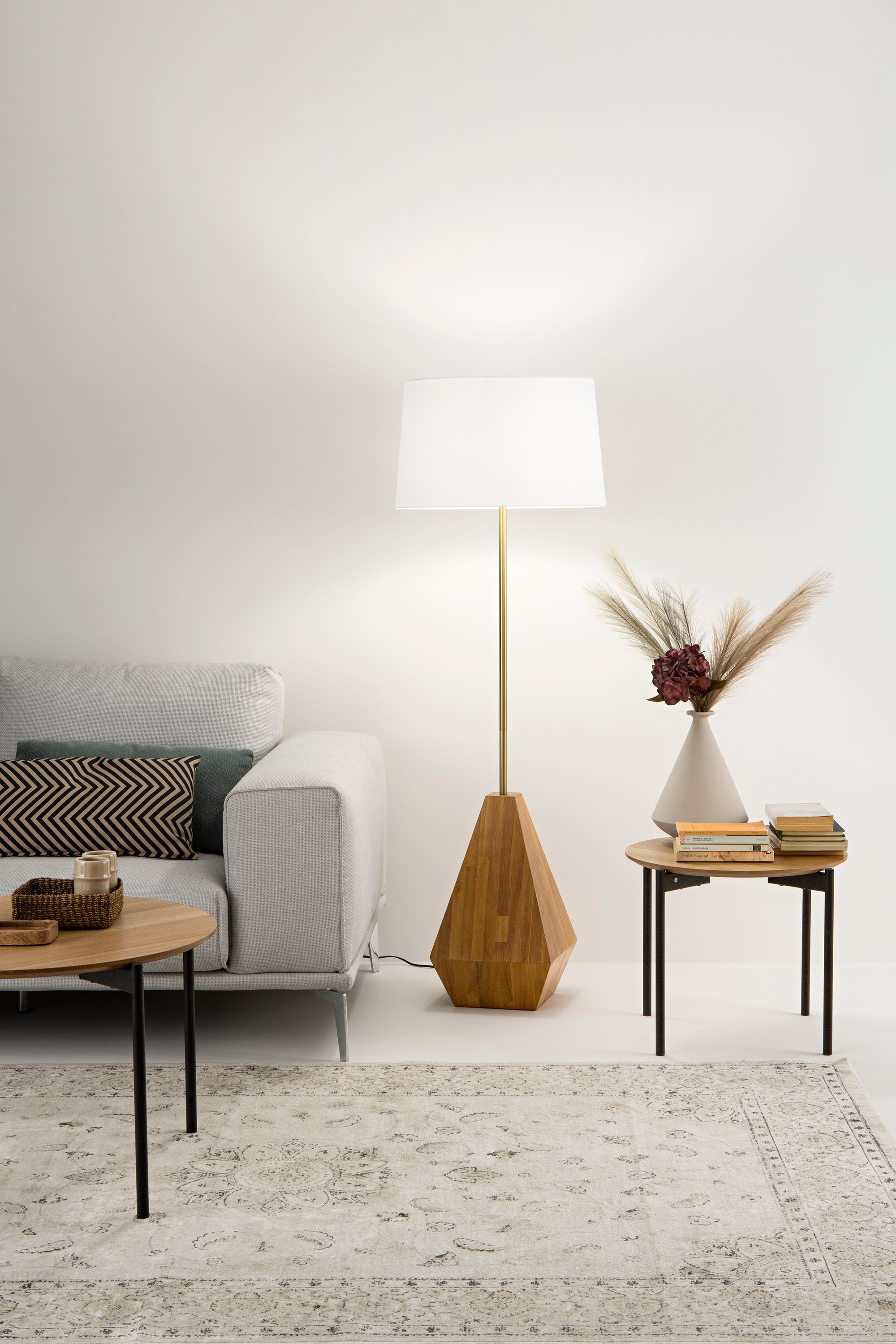 Piantana Munari in legno con paralume bianco | FT Feel The