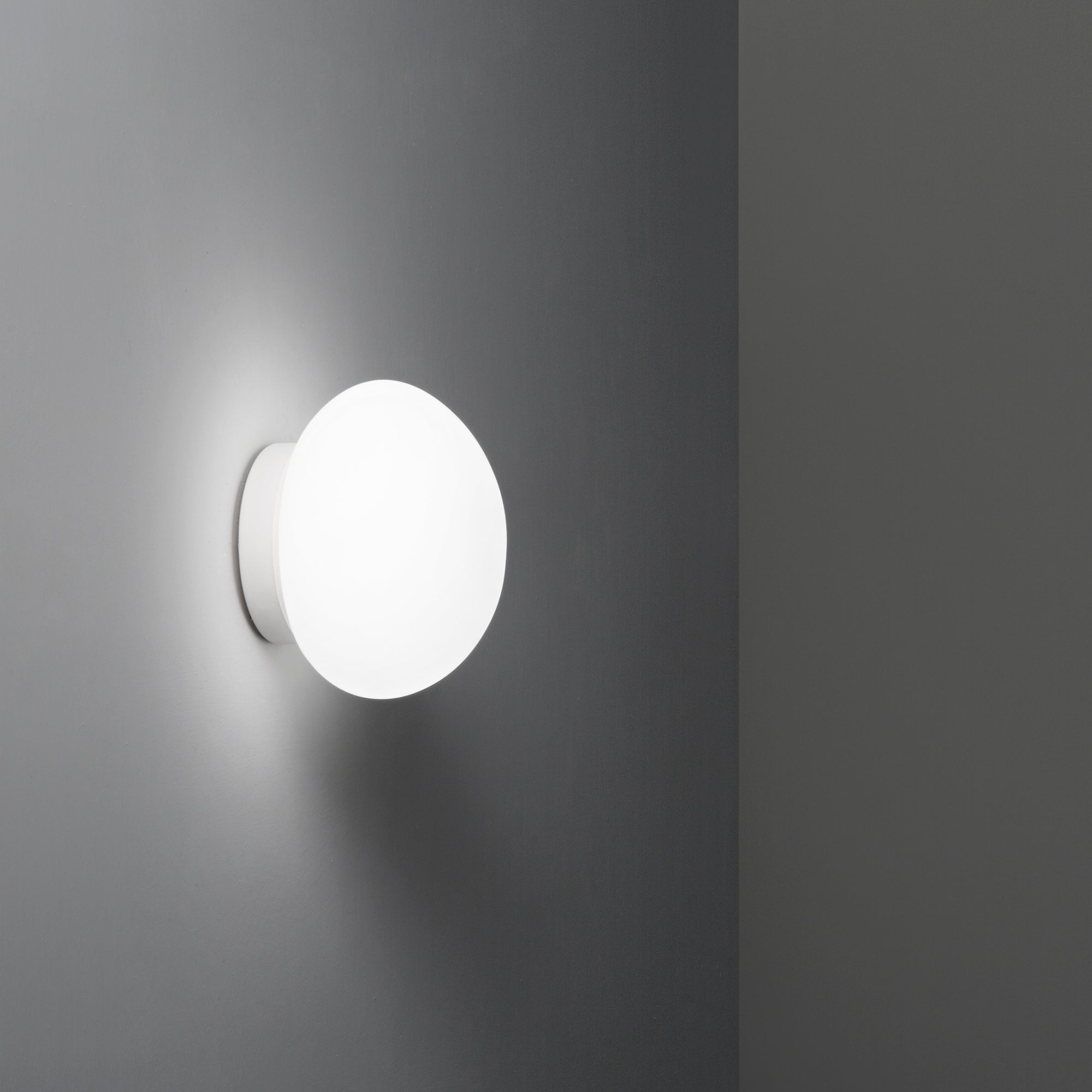 NIVES white metal and glass bathroom wall light IP44