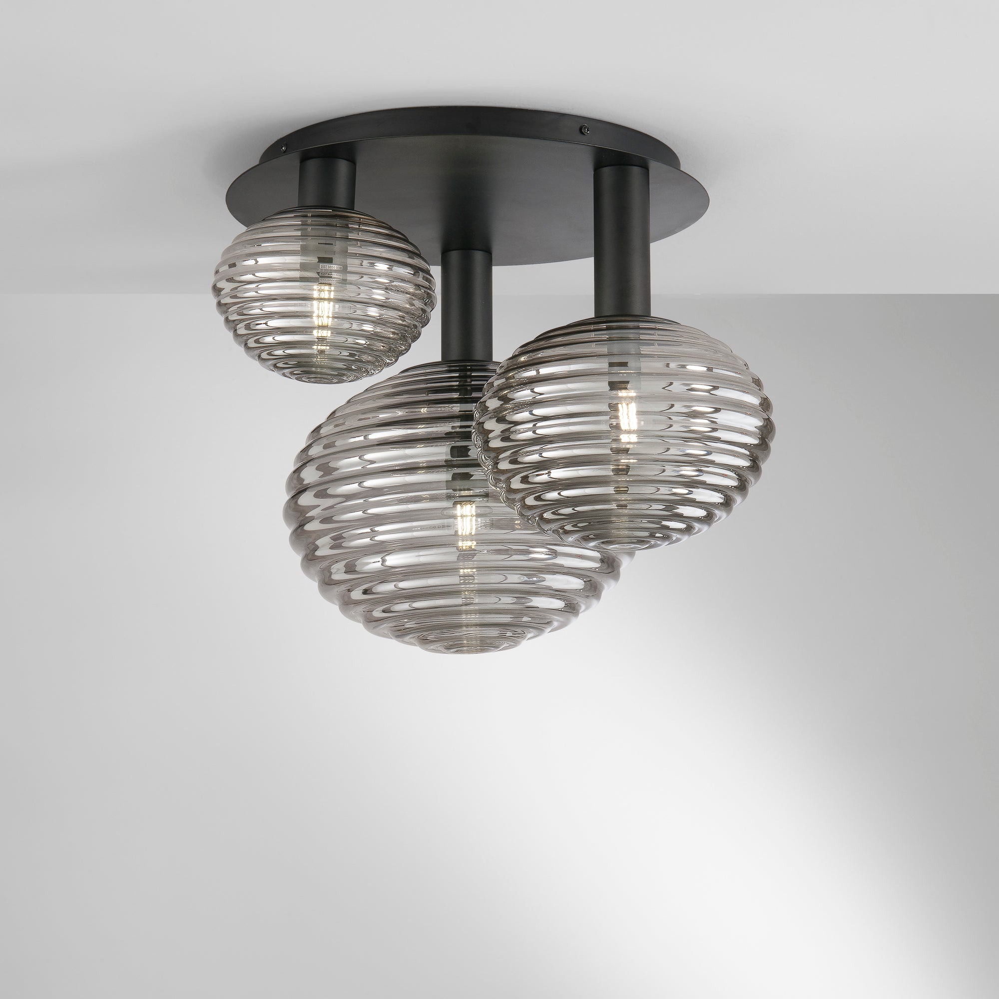 Plafoniera RIPPLE in metallo con tre diffusori in vetro - FT-FeelThe
