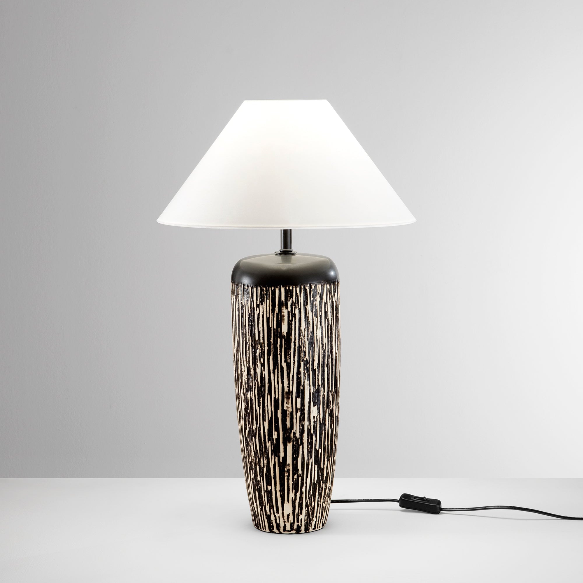 Lampada da tavolo Savana | Foto sfondo grigio