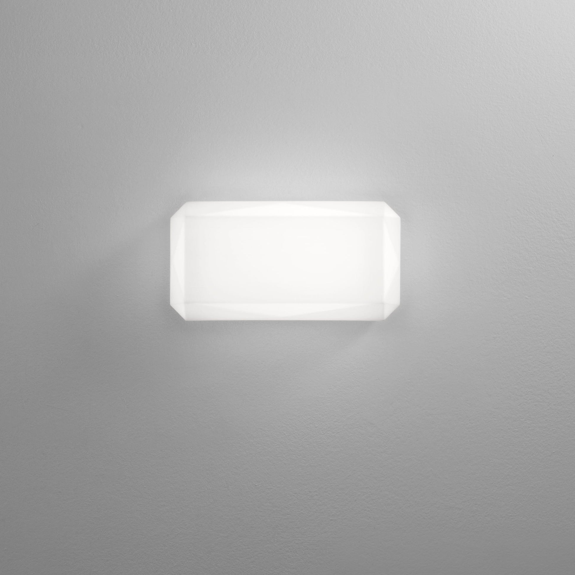 Applique LED Sinope in vetro - Foto sfondo grigio