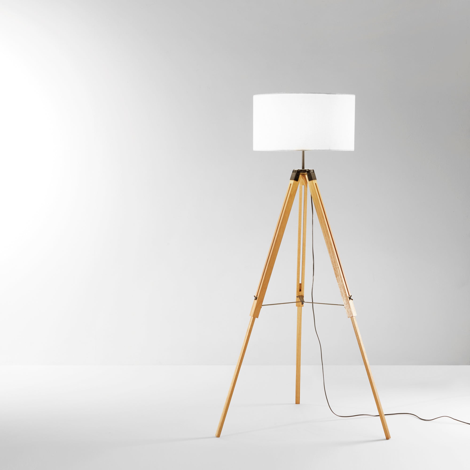 Lámpara de pie STUDIOS con soporte de madera roble miel y pantalla de tela blanca