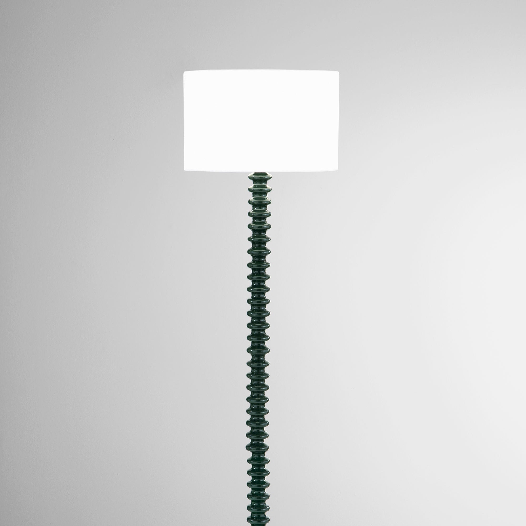 Piantana Sultan in velluto verde - foto sfondo grigio