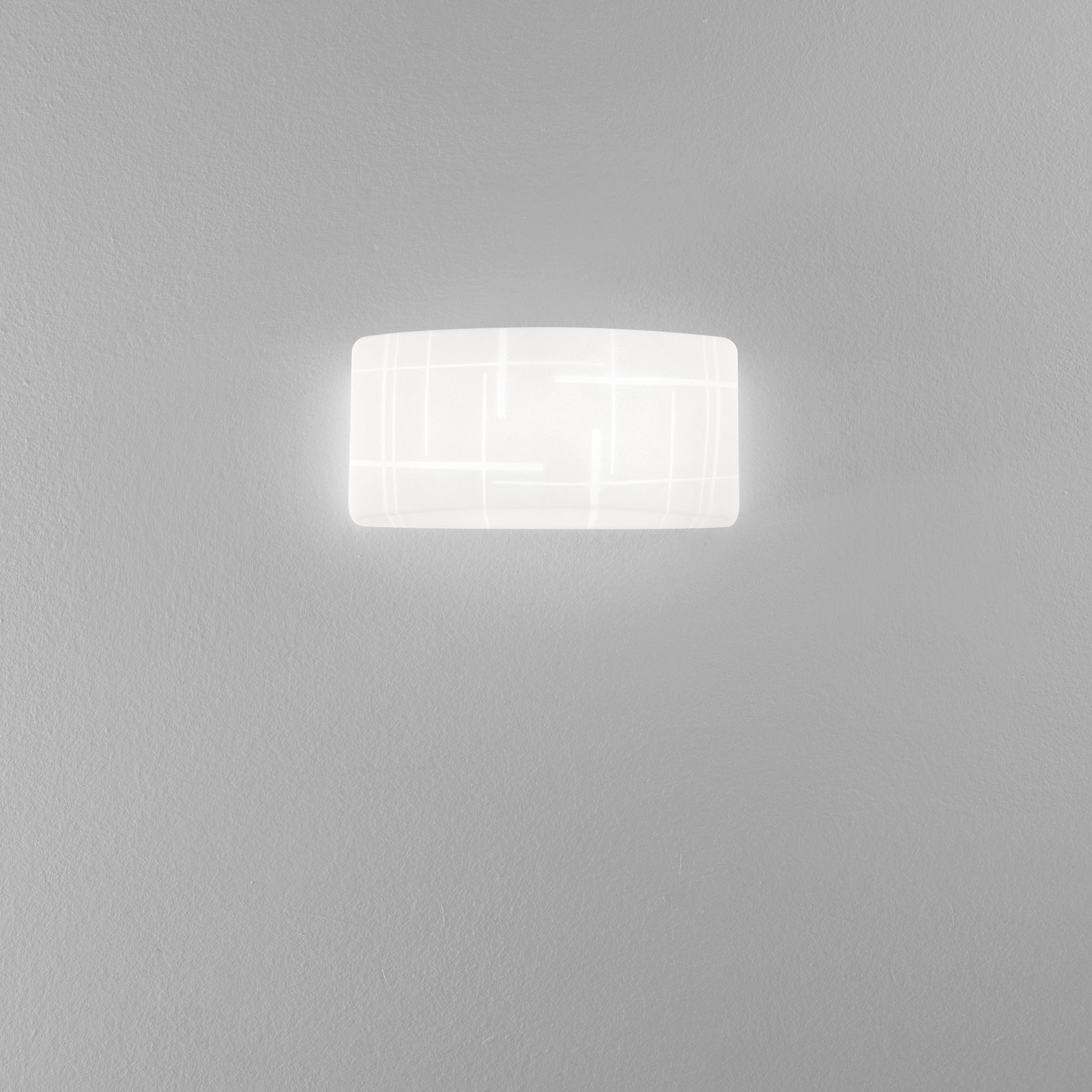 Applique Trygo bianca - Sfondo grigio