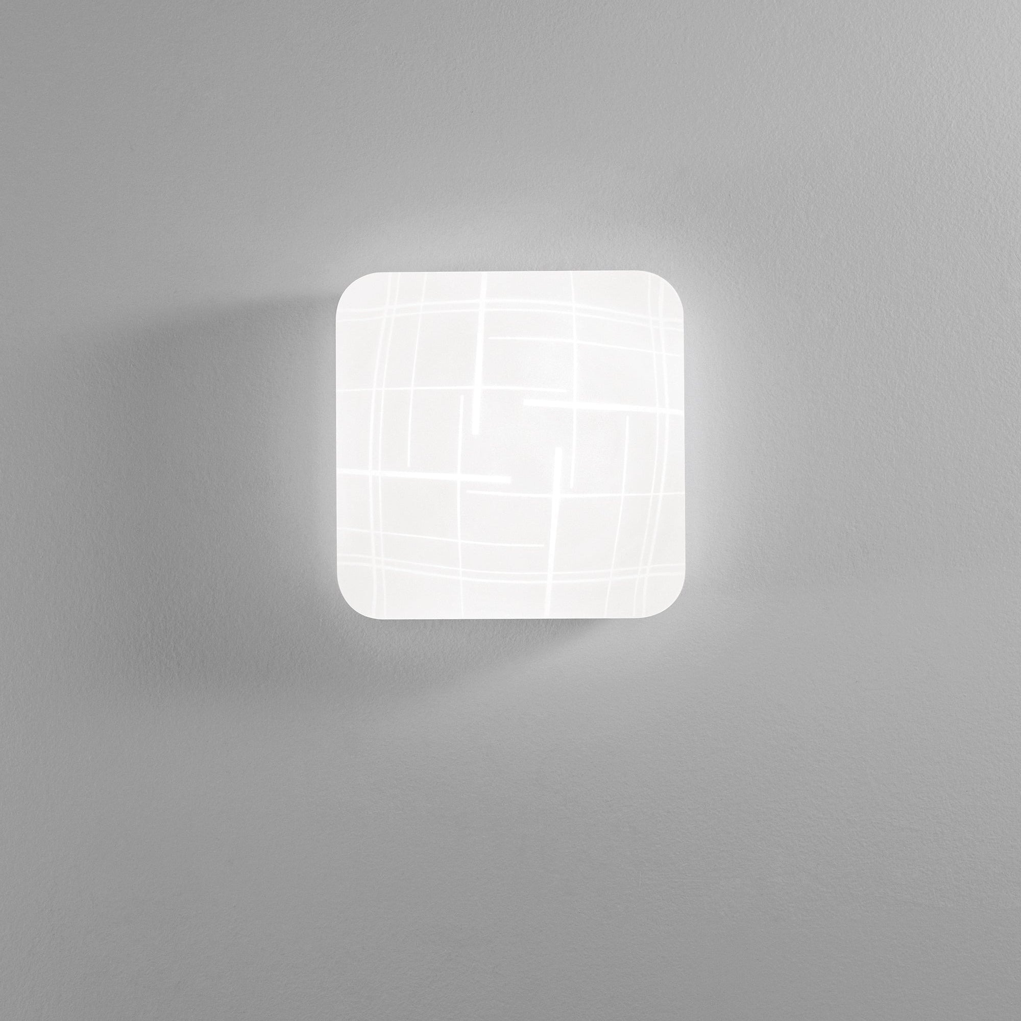 Plafoniera LED Trygo in vetro bianca - piccola - Foto sfondo grigio