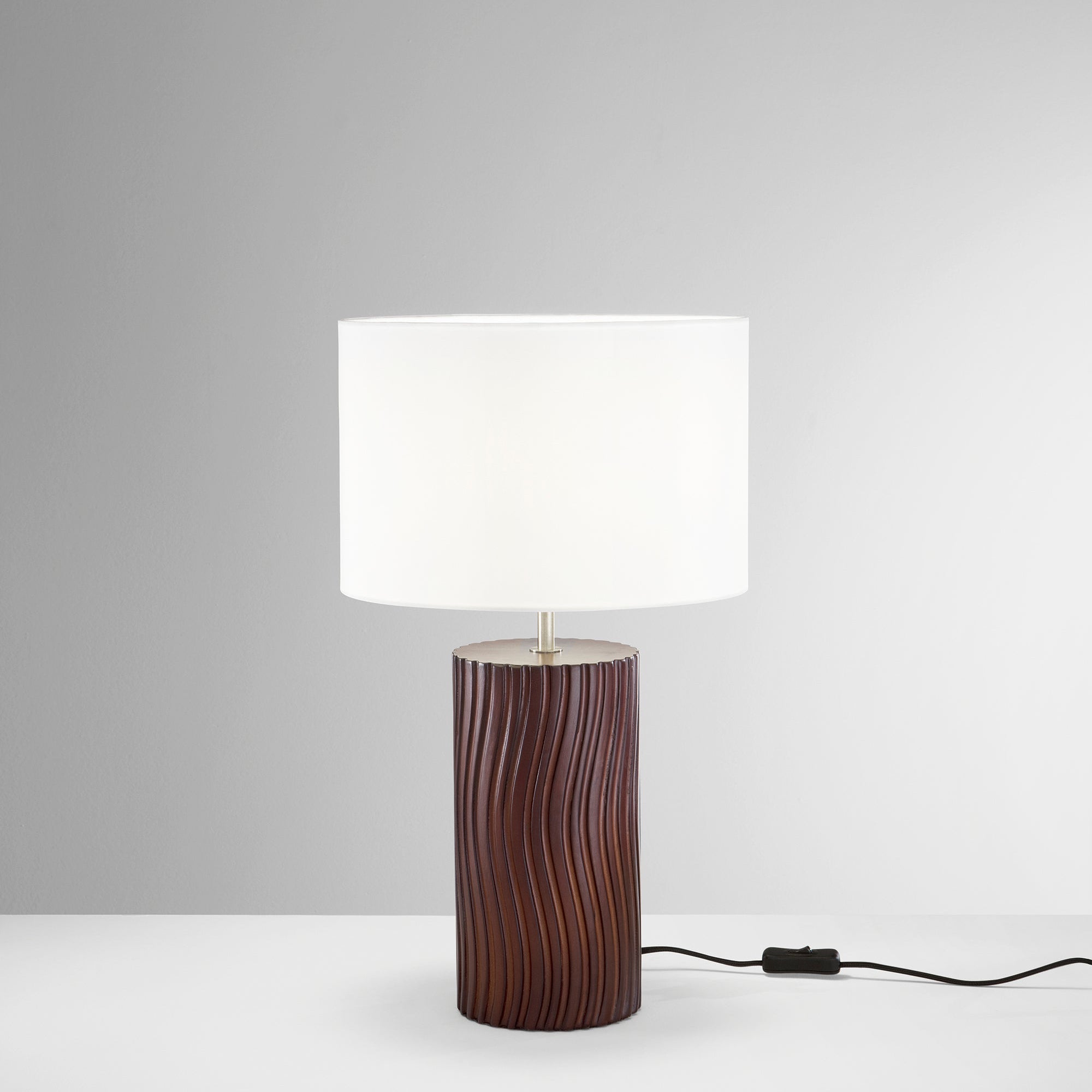 Lampada da tavolo Woodlog - Foto sfondo grigio