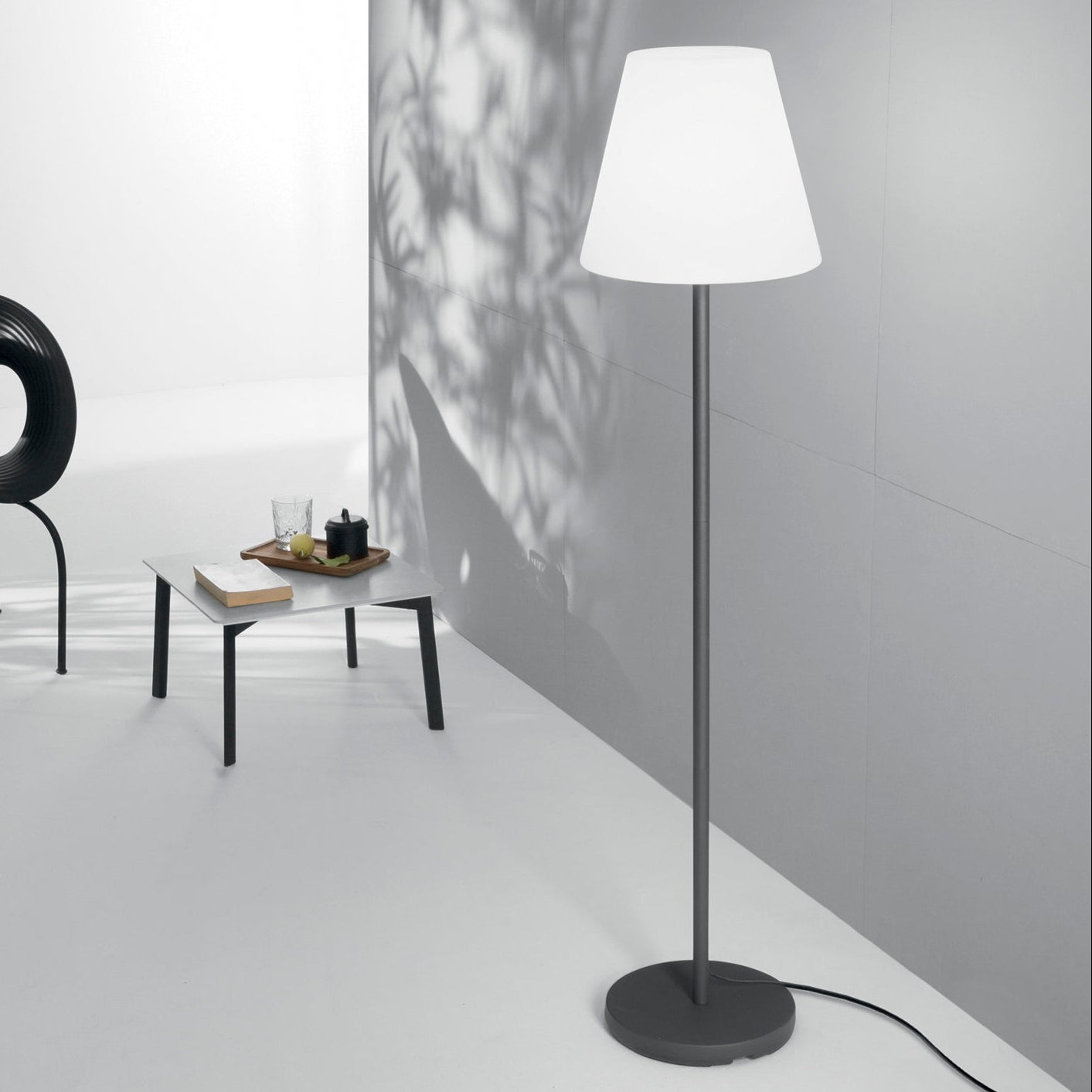 Lampadaire d'extérieur GECO avec structure en métal anthracite et blanc mat