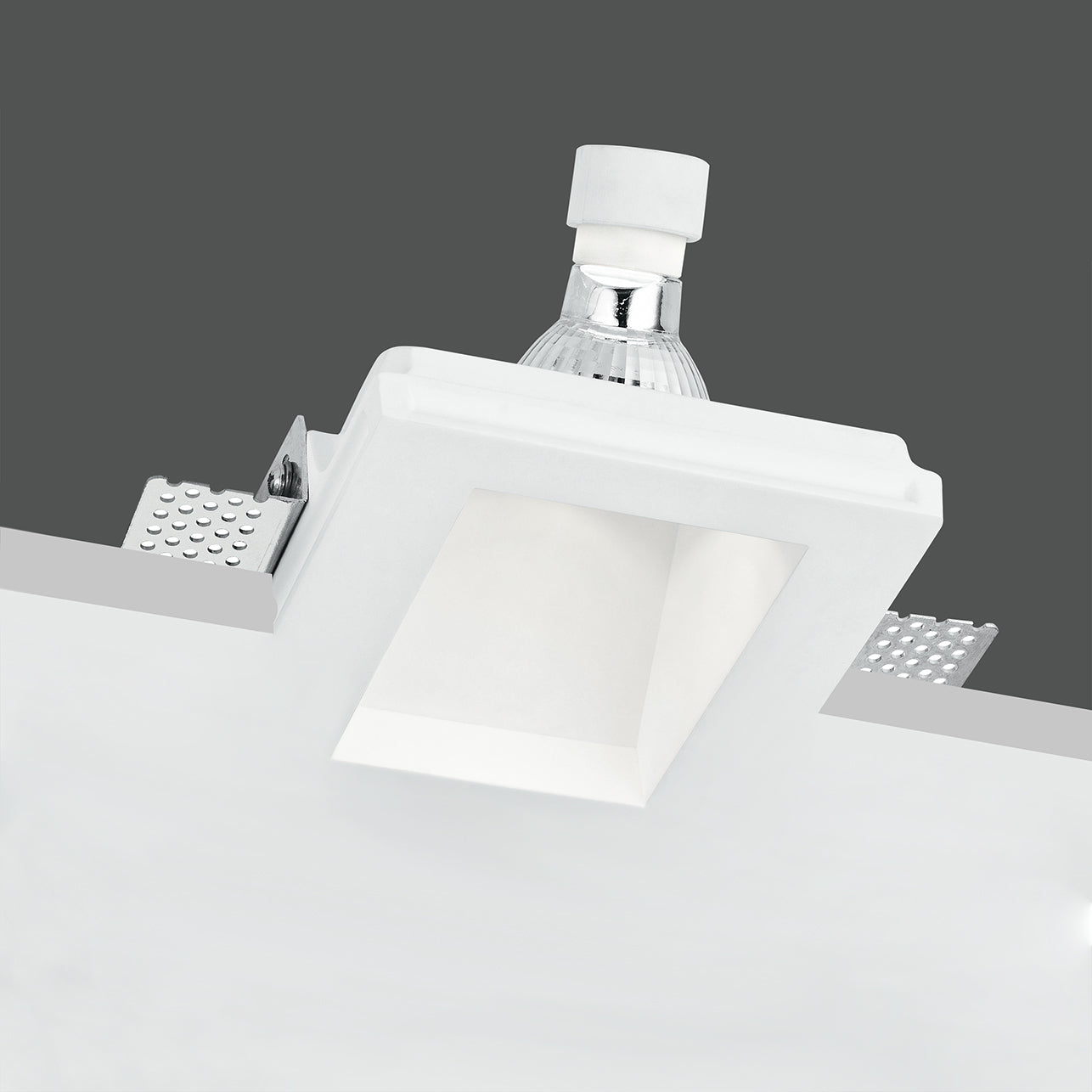 Foco empotrable GHOST de yeso blanco pintable con salida de luz asimétrica