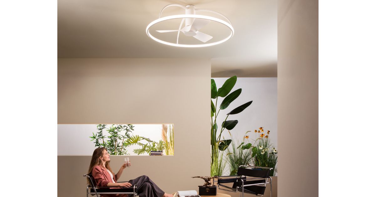 Ventilatore Magnus con ragazza seduta a rinfrescarsi