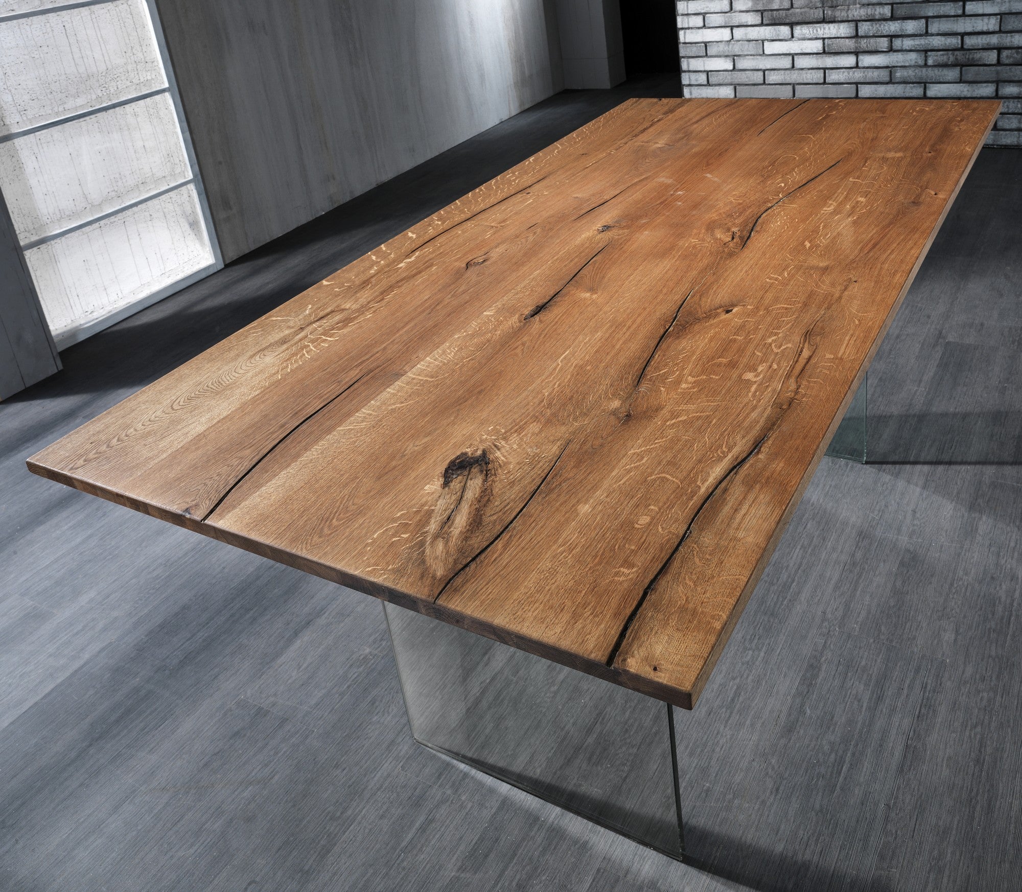 Table STEFAN en bois massif avec pieds en verre