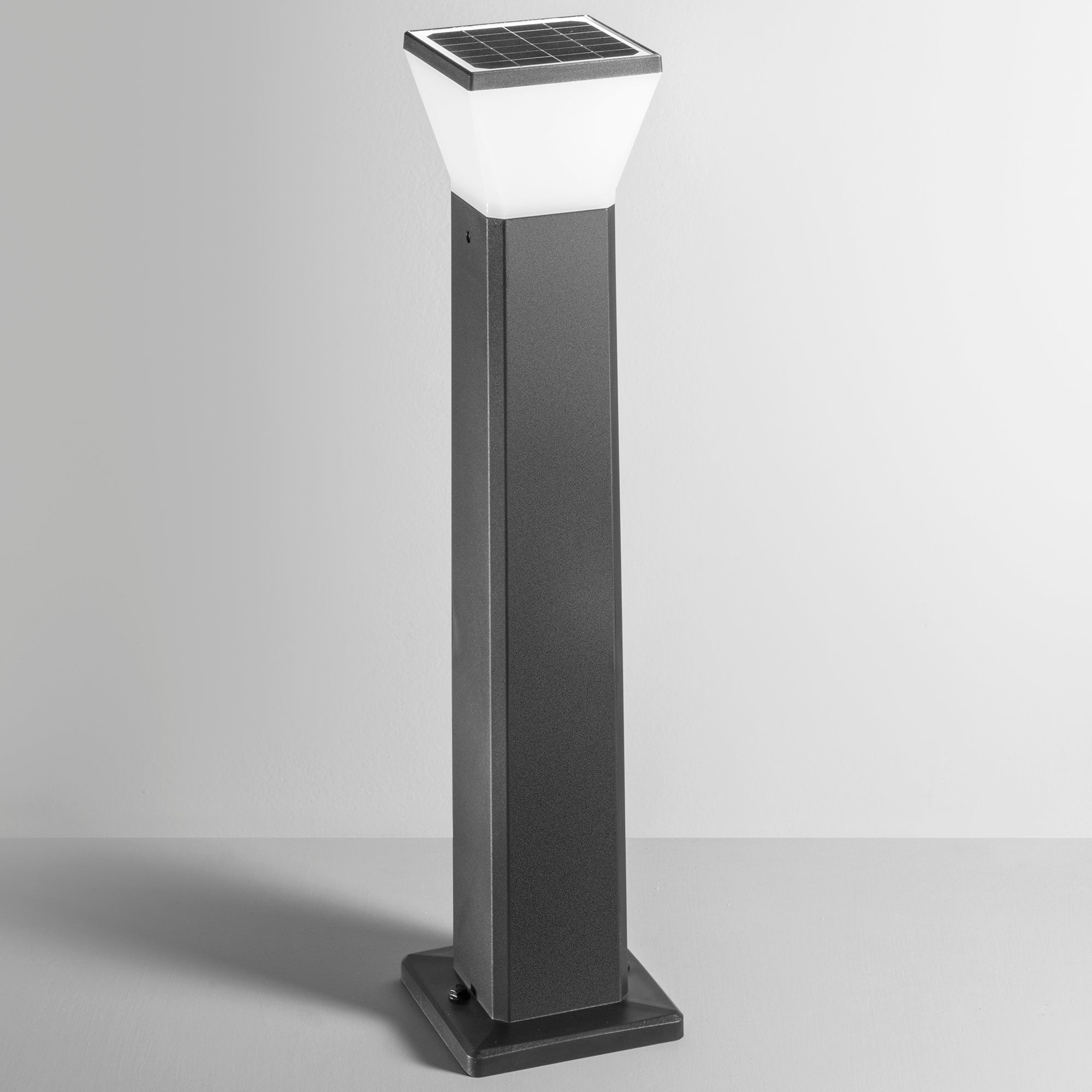 Palo da esterno Maeve - foto sfondo grigio