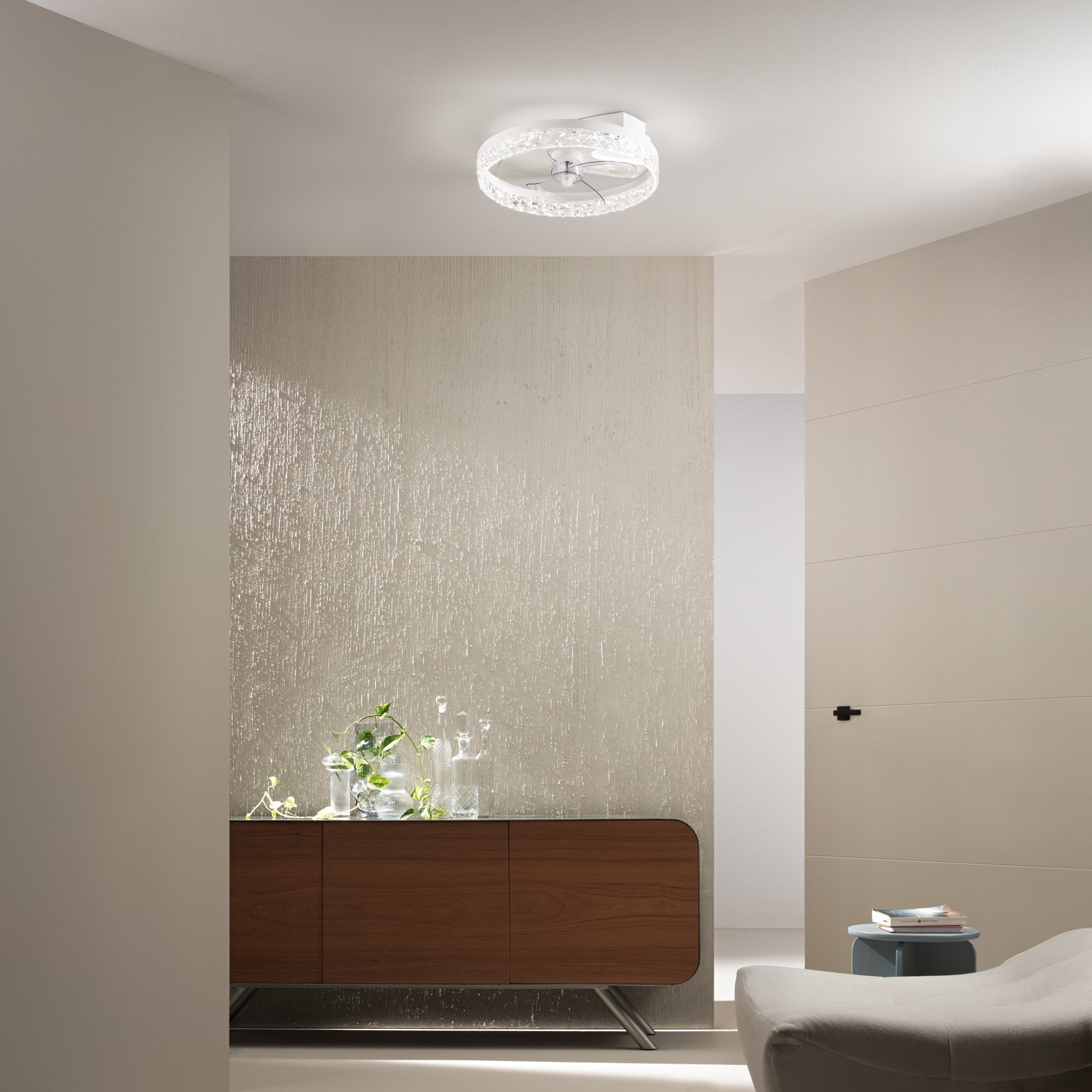 Plafoniera ventilatore LED Nashi in ambiente minimal