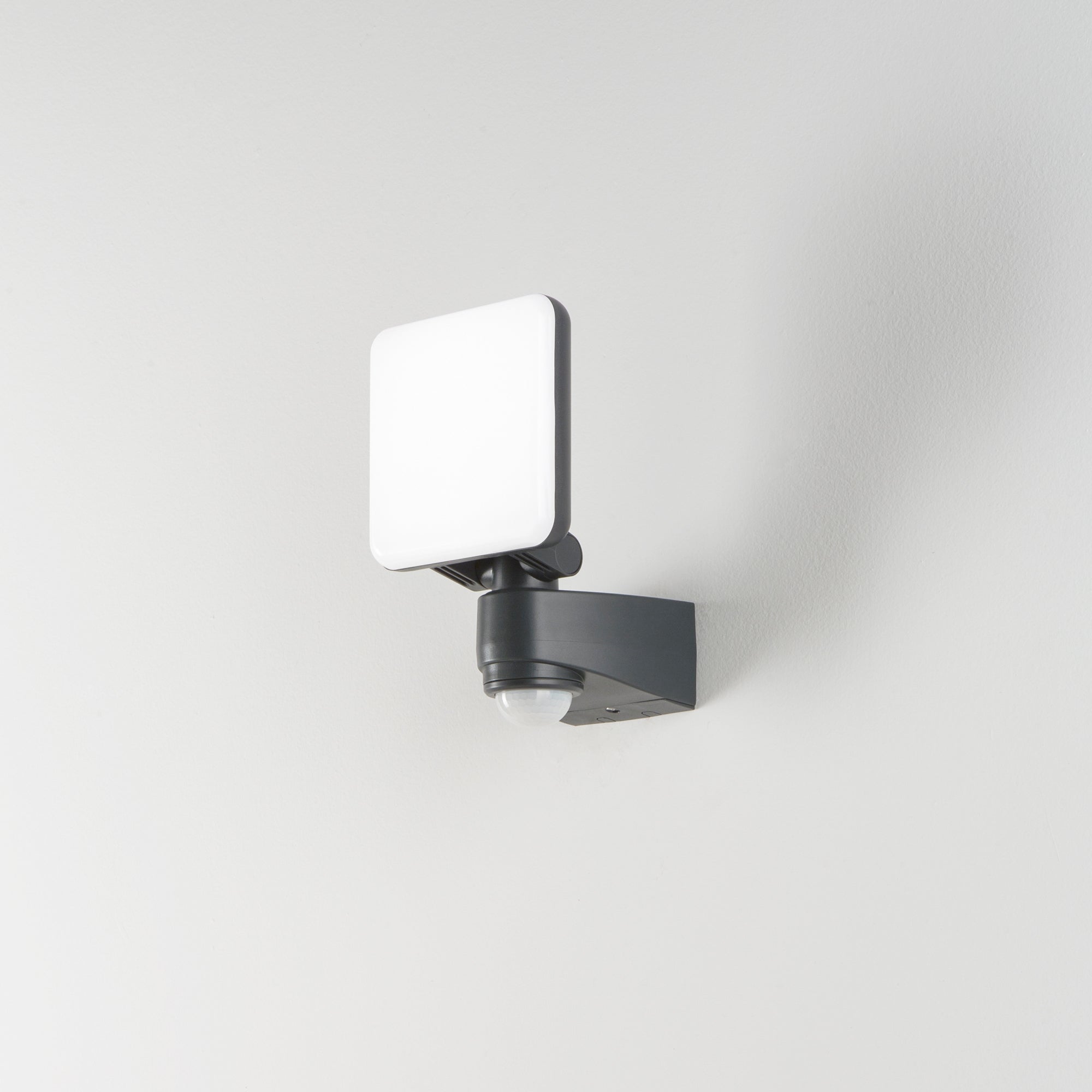 Proiettore Led SAT antracite in termoplastica 4000K IP54 CON SENSORE - FT-FeelThe