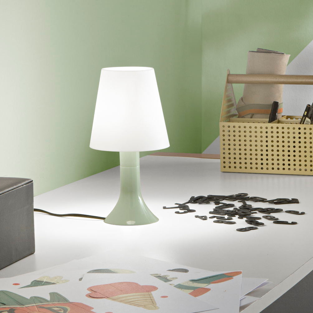 Lampada da taolo verde su scrivania in cameretta per bambini