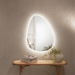 Specchio Drop dal design a goccia su sfondo casual