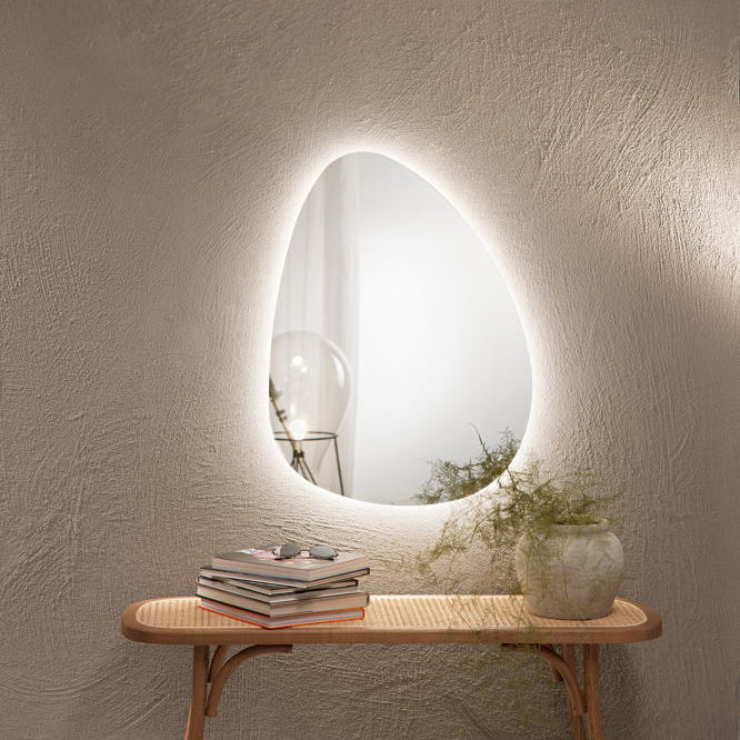 Specchio Drop dal design a goccia su sfondo casual