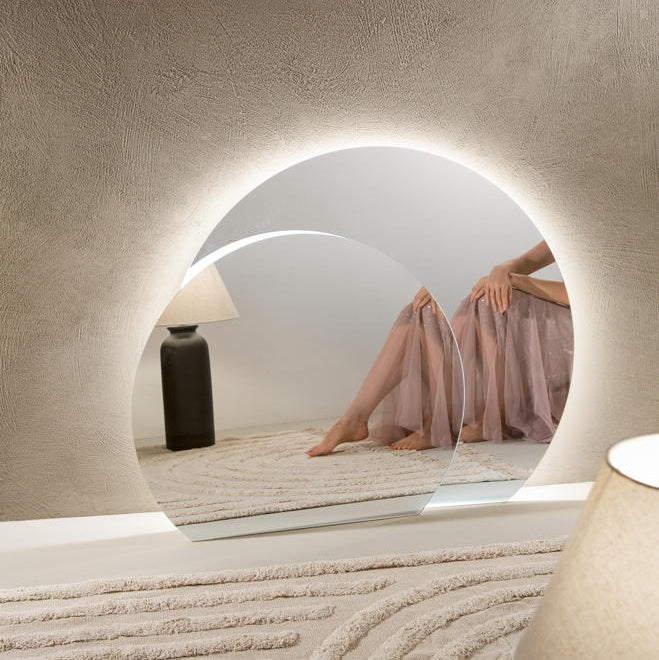 Specchio alba con ragazza che si specchia