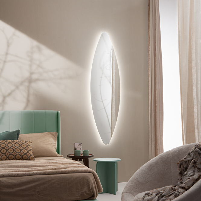 Specchio REM ovale ambientato in camera da letto