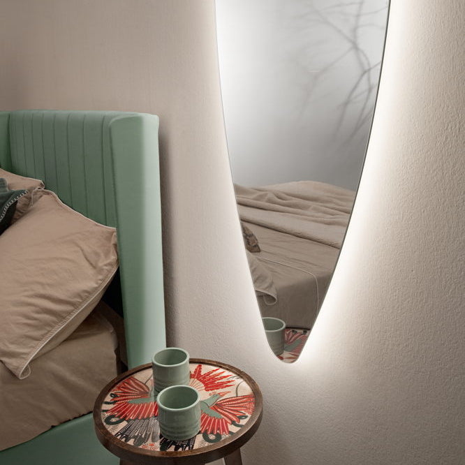 Specchio REM ovale ambientato in camera da letto