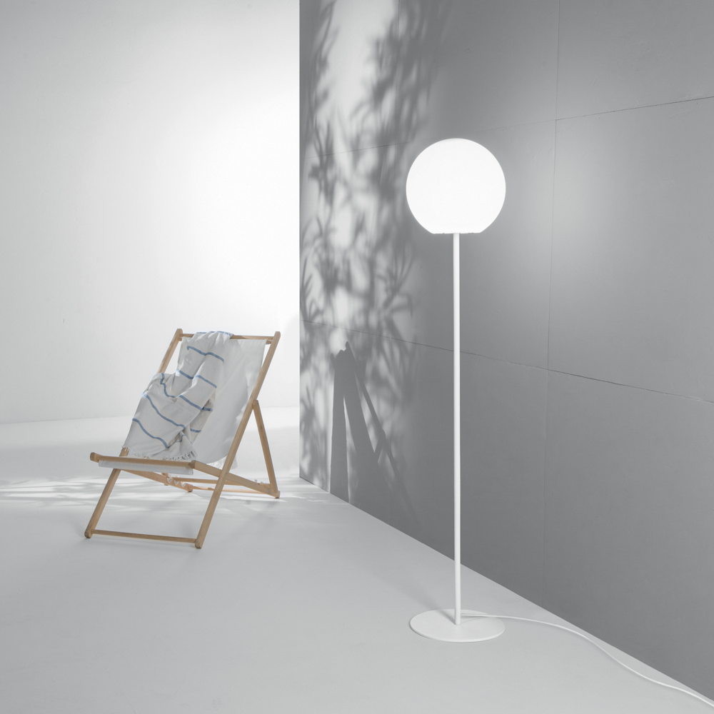 Lampadaire d'extérieur GECO avec structure en métal anthracite ou blanc mat (1XE27)